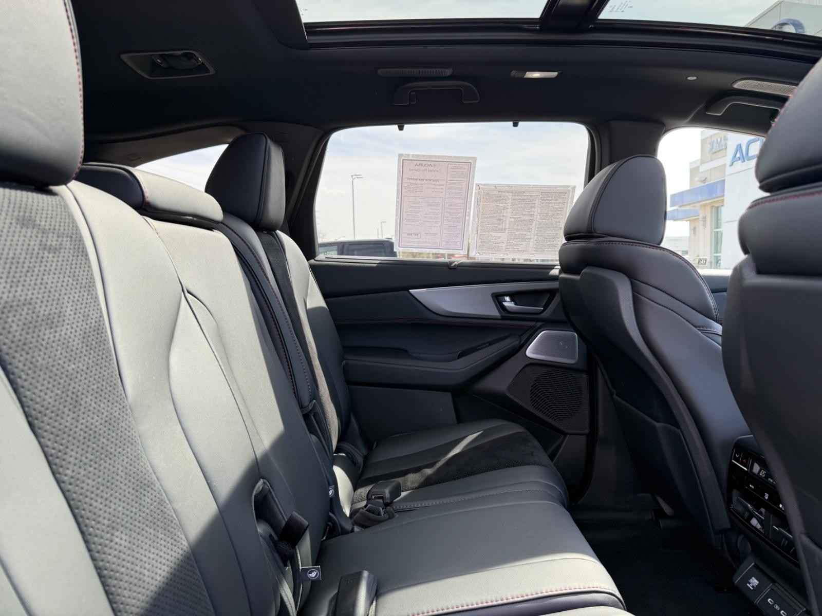 Acura MDX Vehicle Full-screen Gallery Image 10