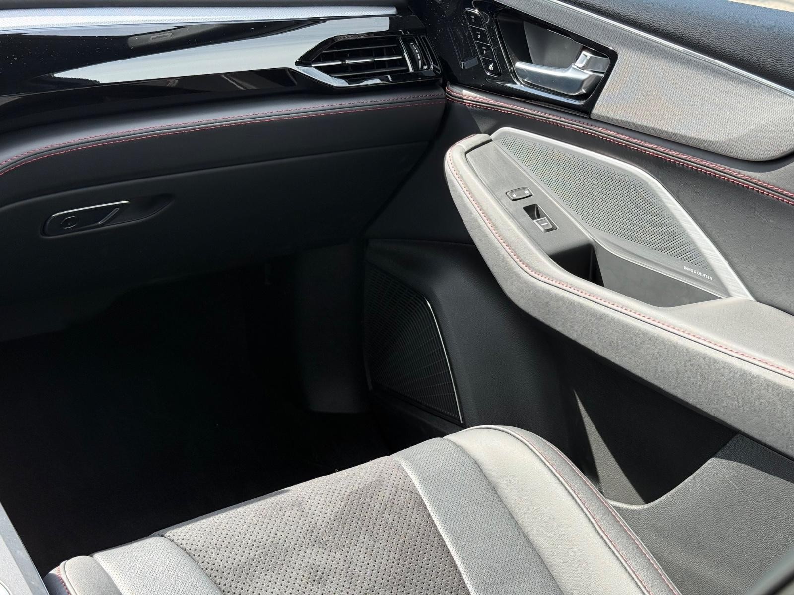 Acura MDX Vehicle Full-screen Gallery Image 15