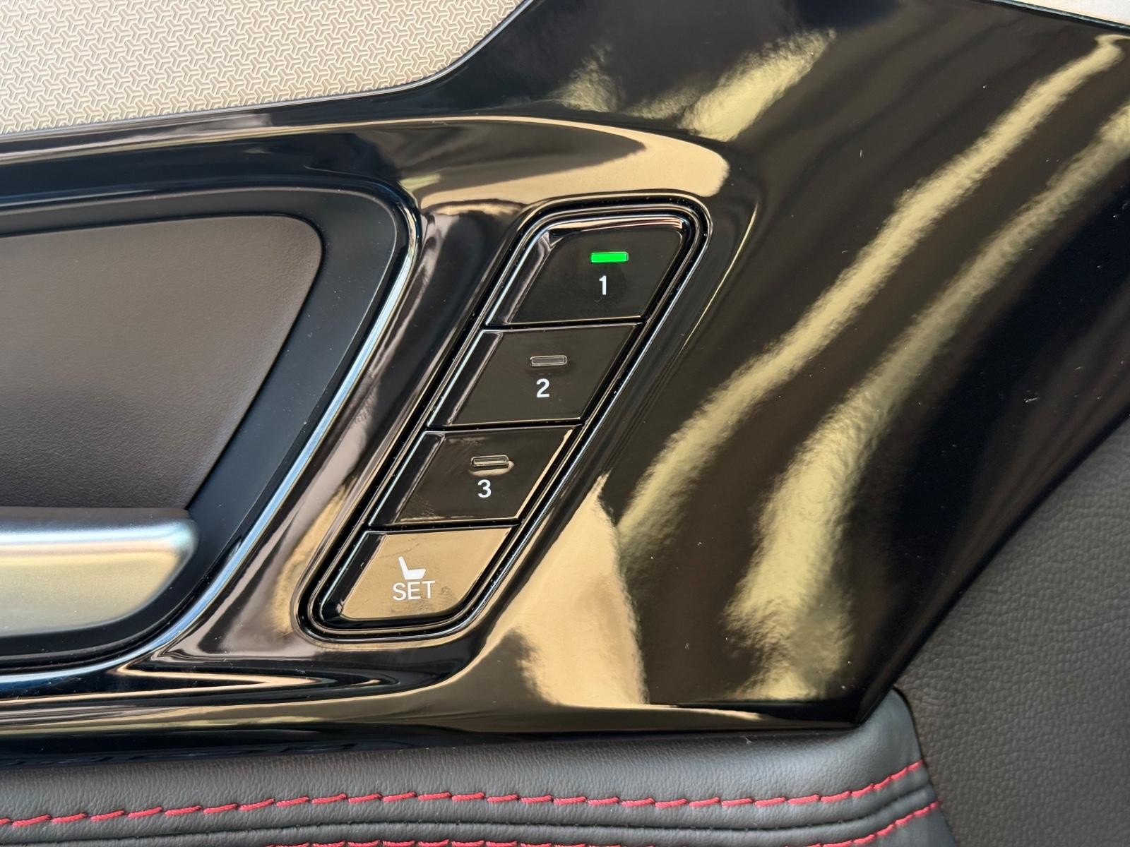 Acura MDX Vehicle Full-screen Gallery Image 16