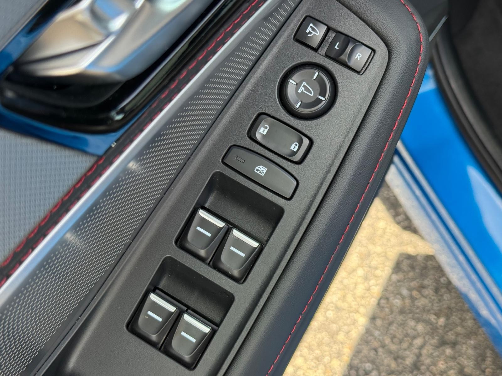 Acura MDX Vehicle Full-screen Gallery Image 22