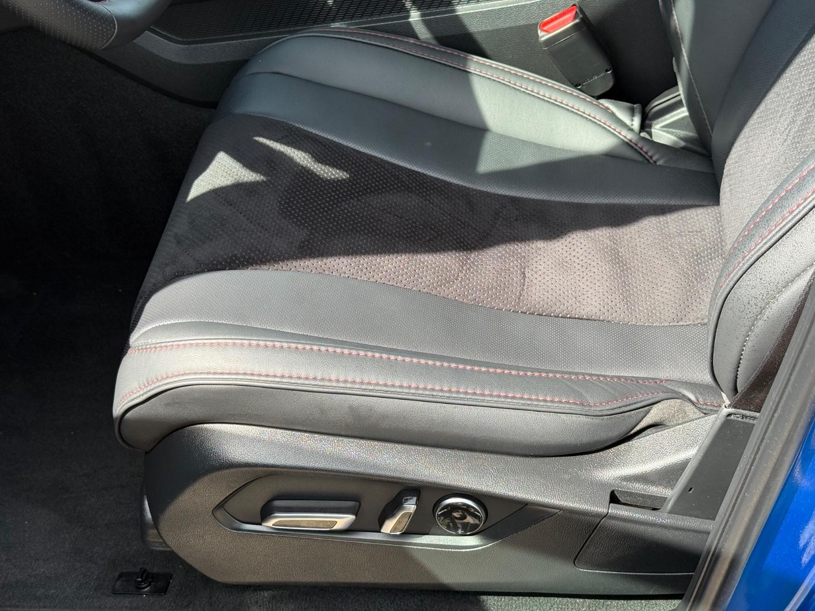 Acura MDX Vehicle Full-screen Gallery Image 23