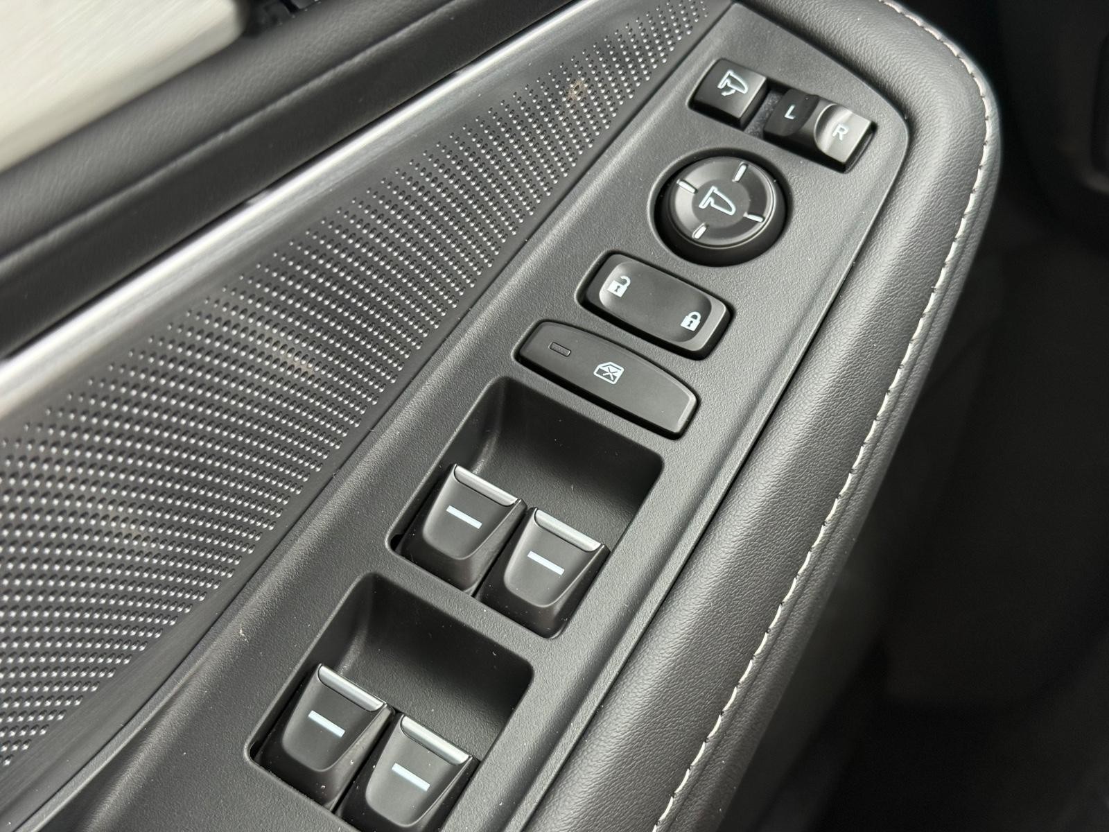 Acura MDX Vehicle Image 16