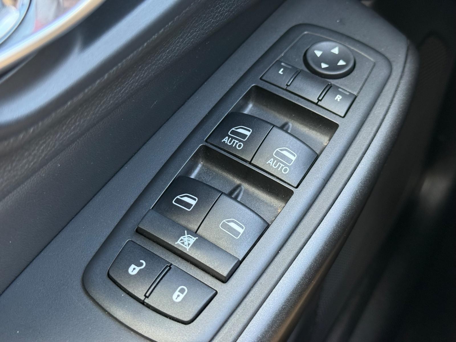 Jeep Cherokee Vehicle Image 23