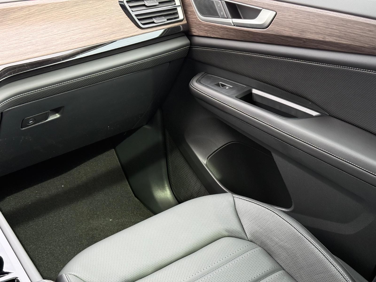 Volkswagen Atlas Vehicle Image 11