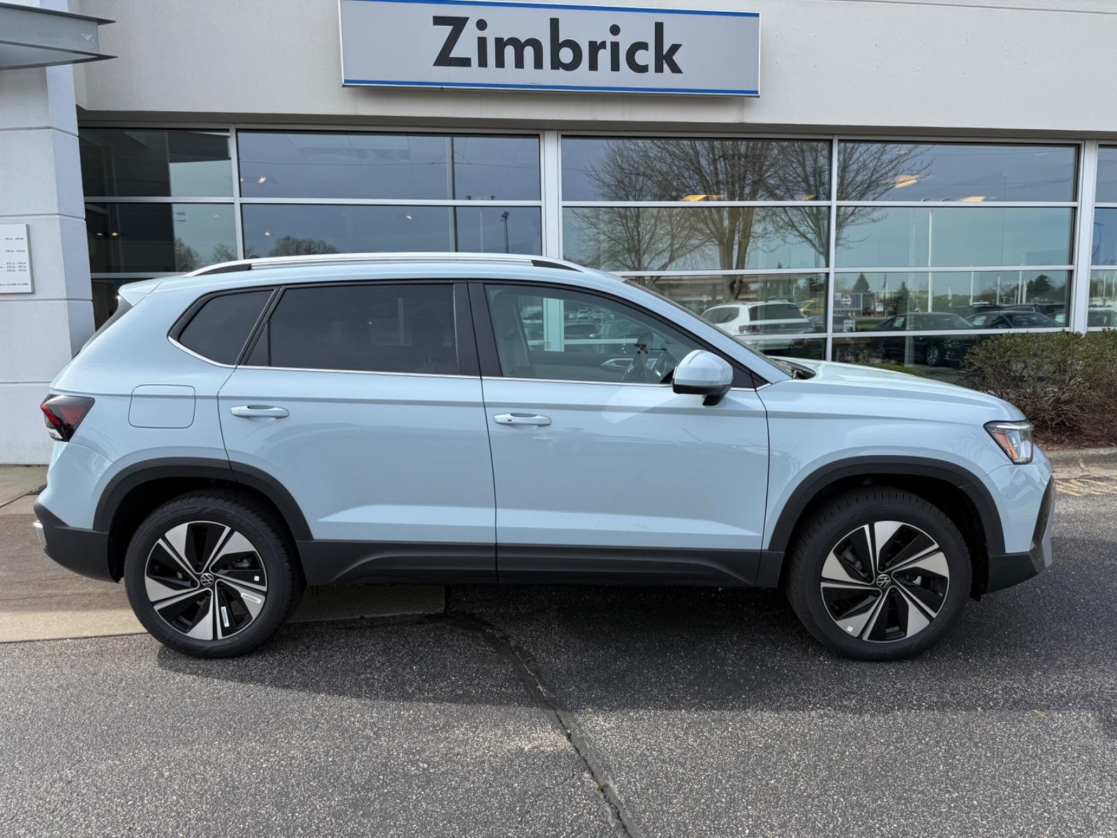 Volkswagen Taos Vehicle Image 02