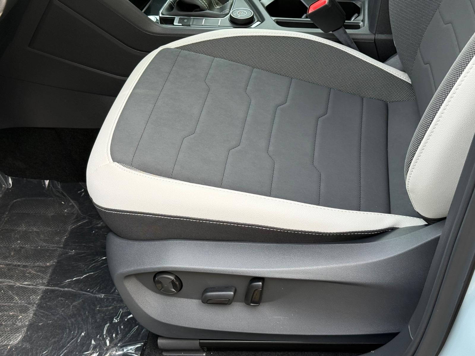 Volkswagen Taos Vehicle Image 17
