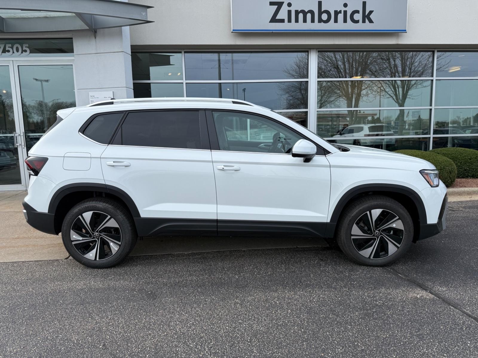 Volkswagen Taos Vehicle Image 02
