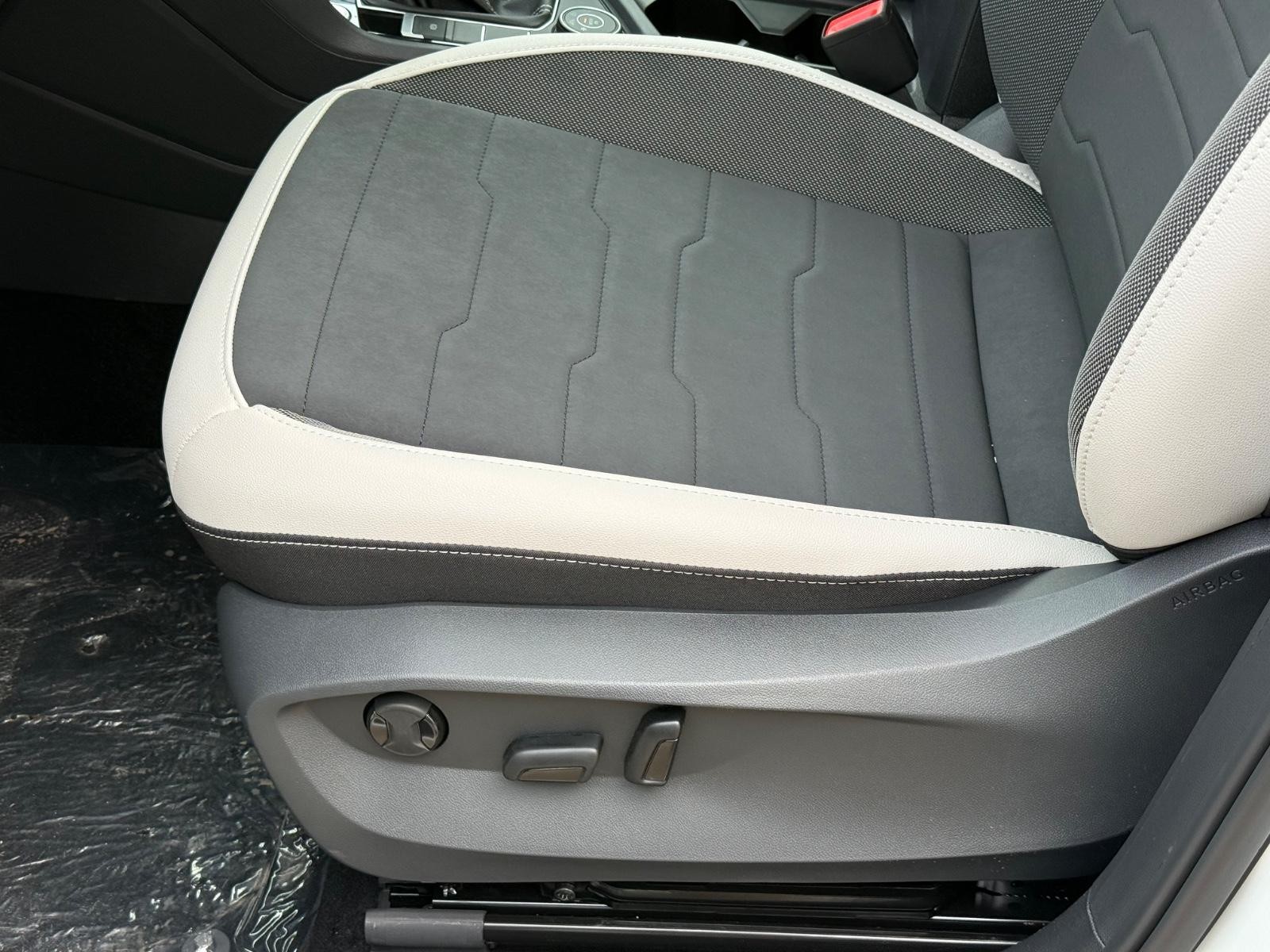 Volkswagen Taos Vehicle Image 16