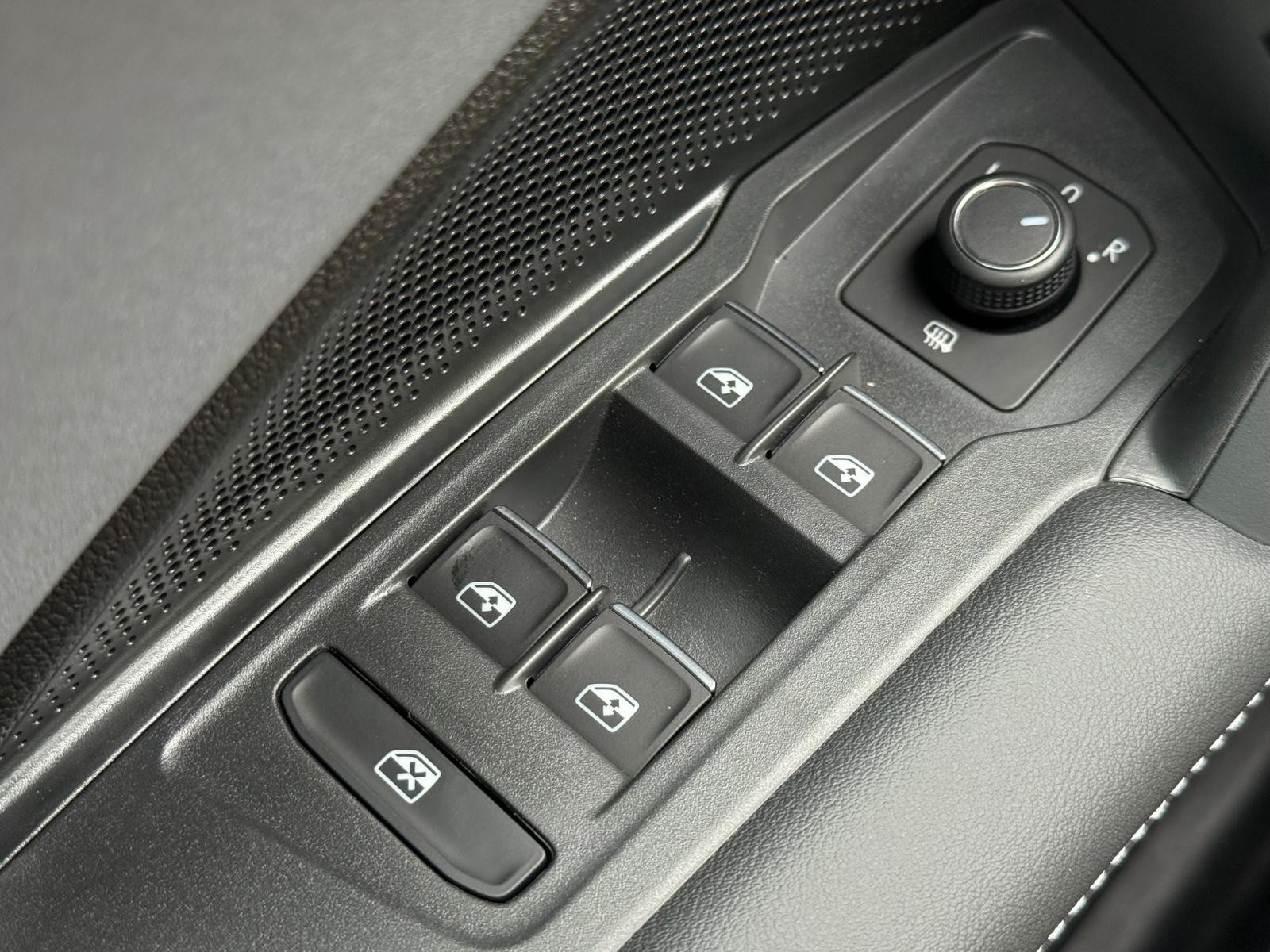 Volkswagen Tiguan Vehicle Image 16