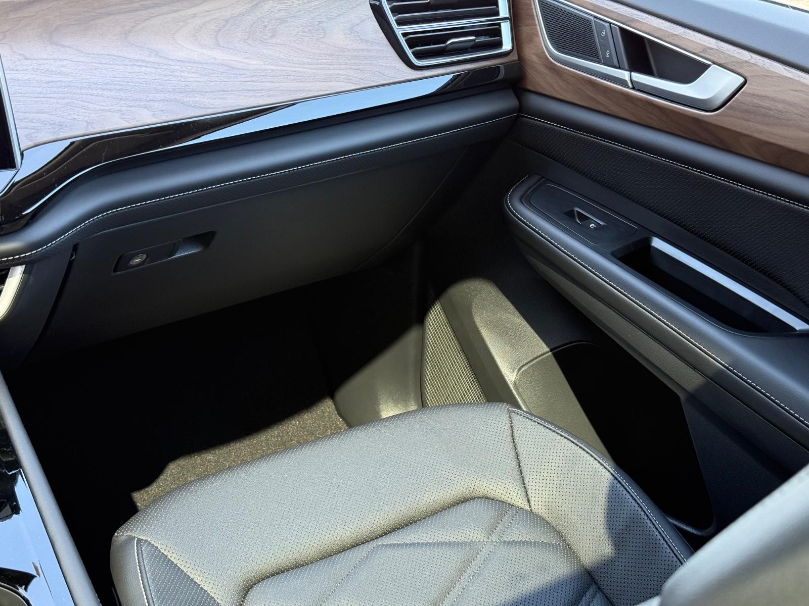 Volkswagen Atlas Vehicle Image 11