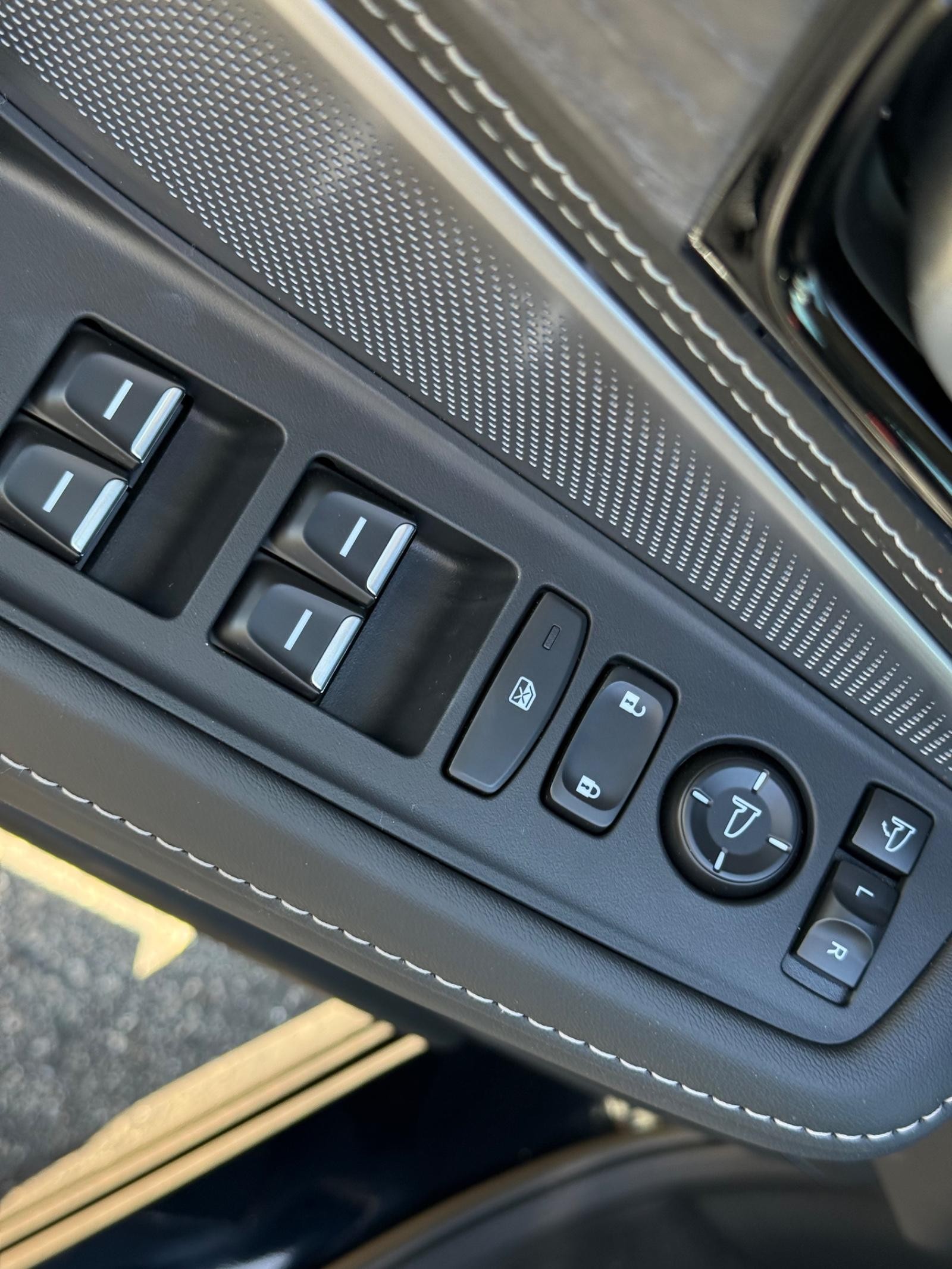 Acura MDX Vehicle Image 16