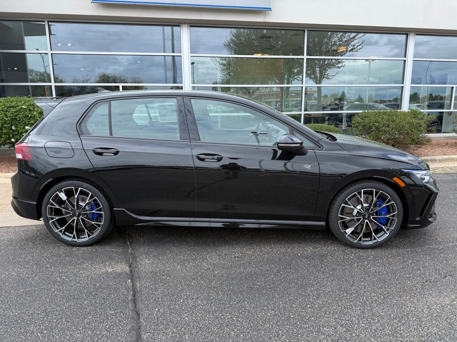 Volkswagen Golf R Vehicle Image 02