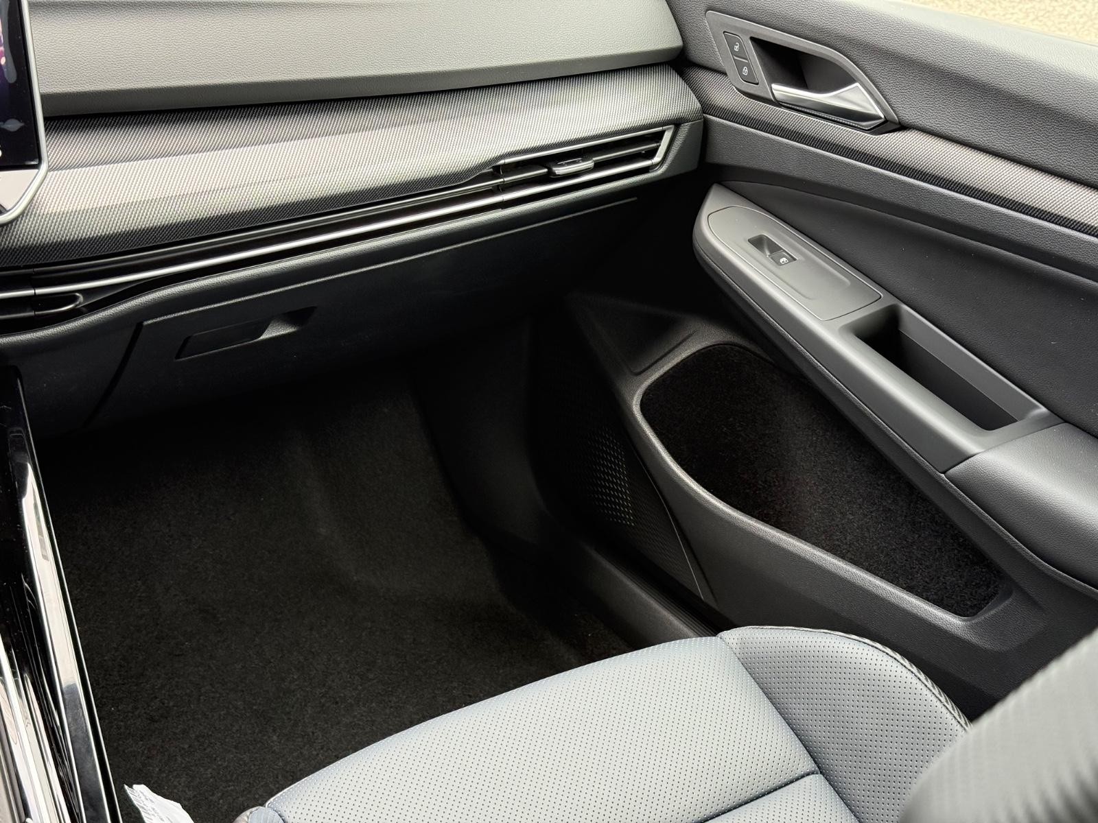 Volkswagen Golf R Vehicle Image 10