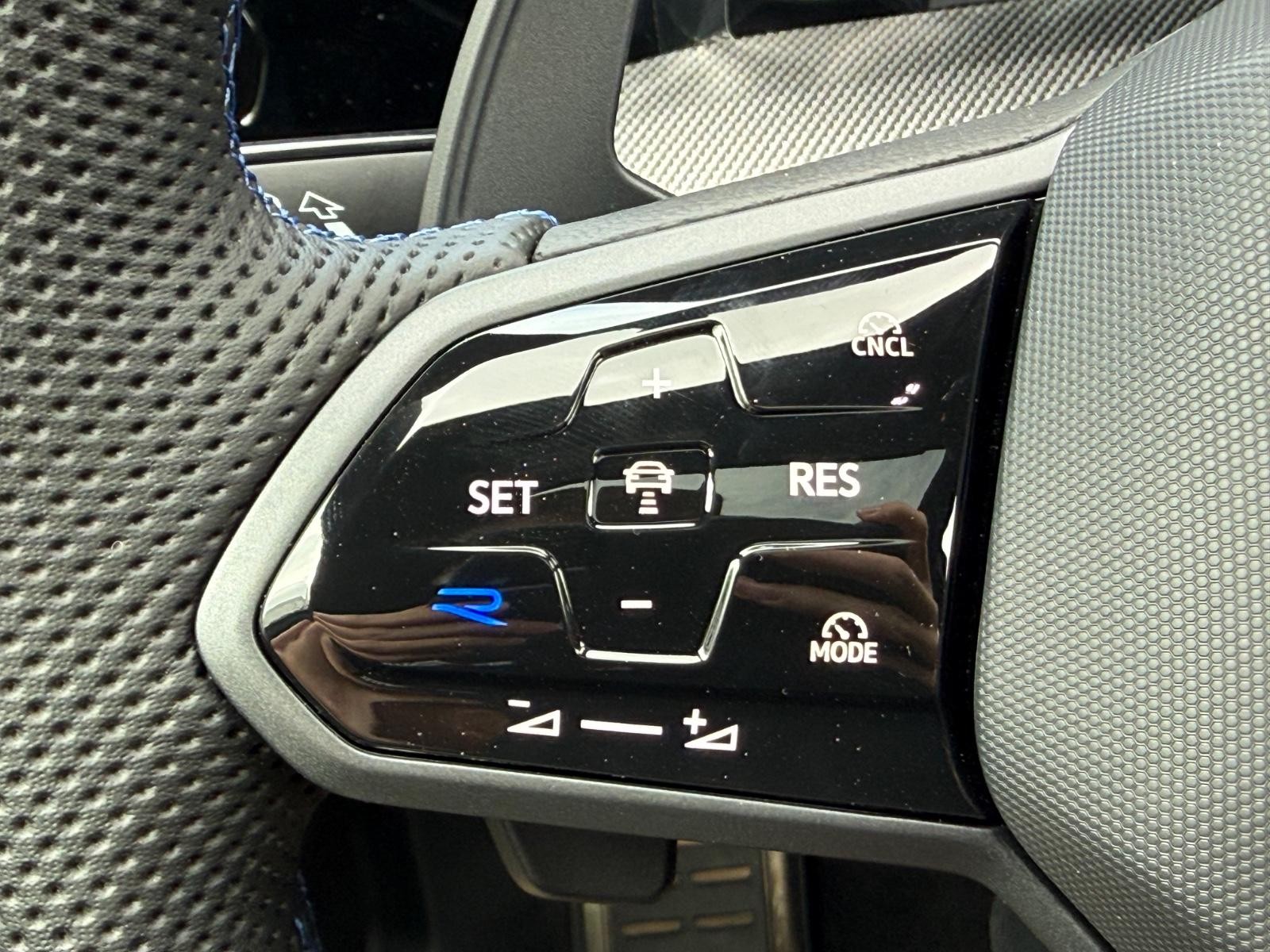 Volkswagen Golf R Vehicle Image 11