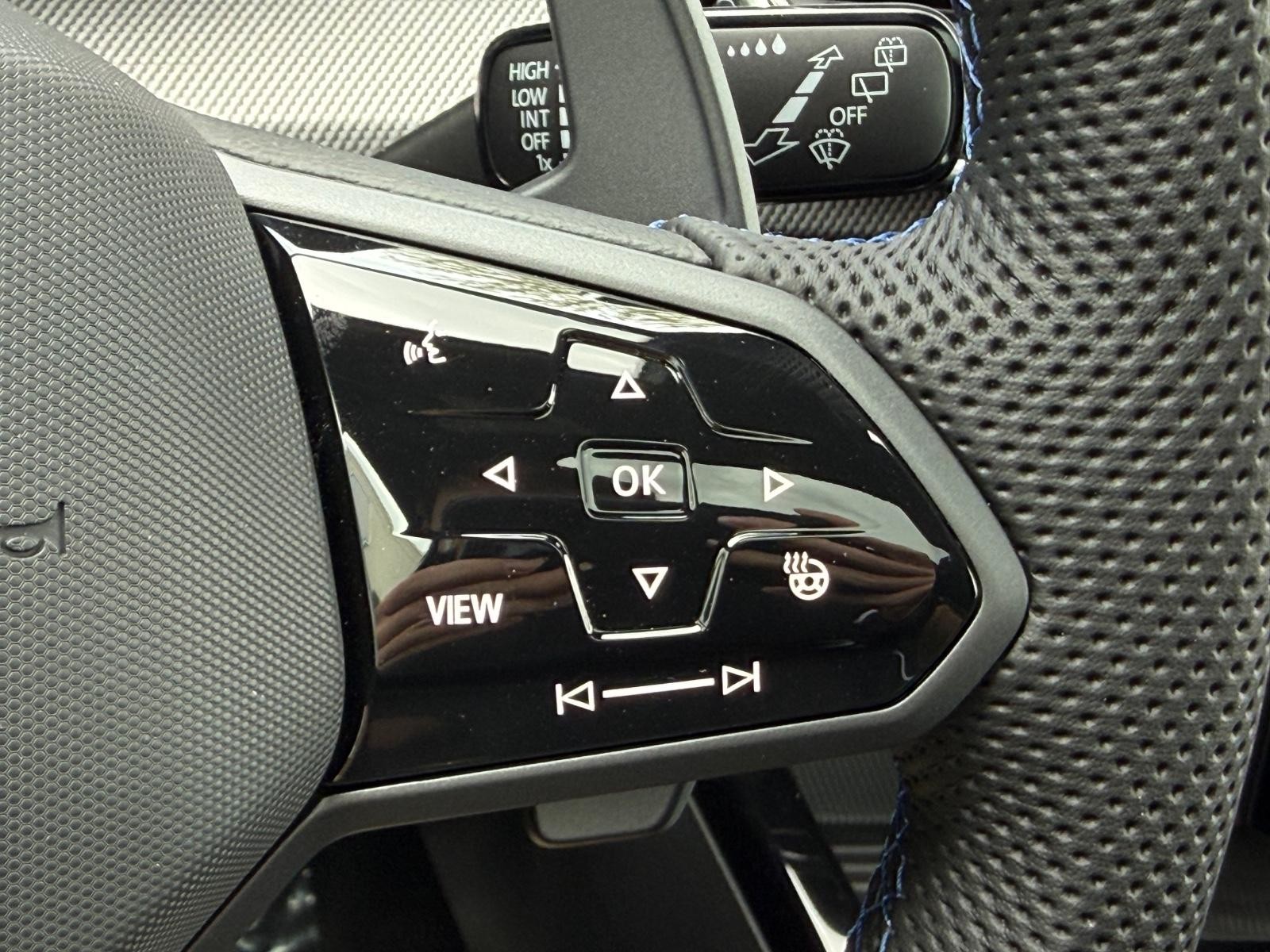 Volkswagen Golf R Vehicle Image 12