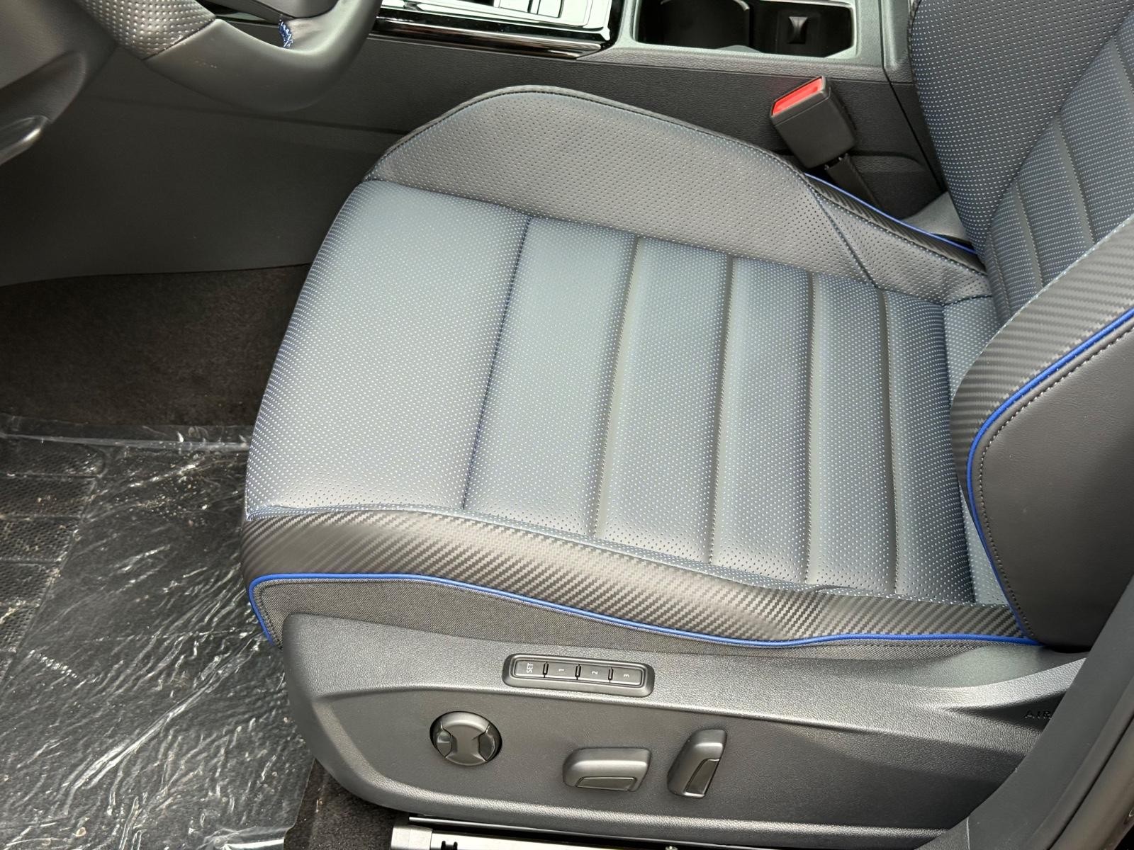 Volkswagen Golf R Vehicle Image 16