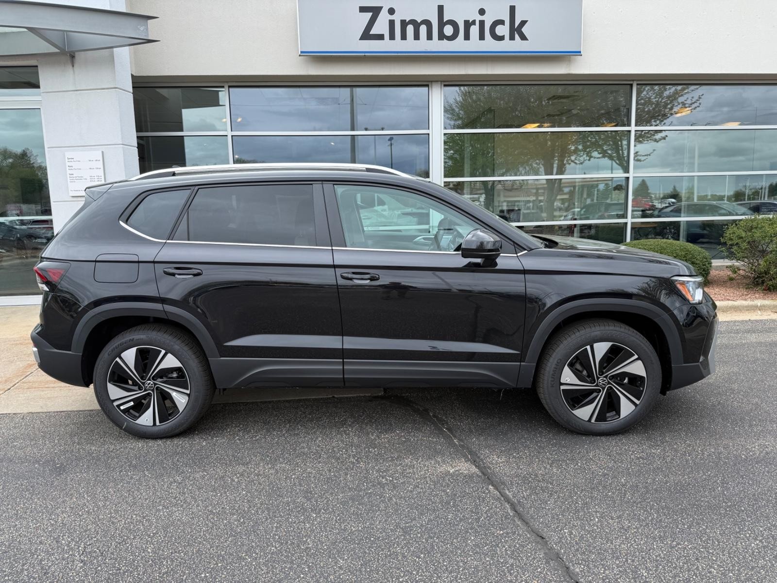 Volkswagen Taos Vehicle Image 02