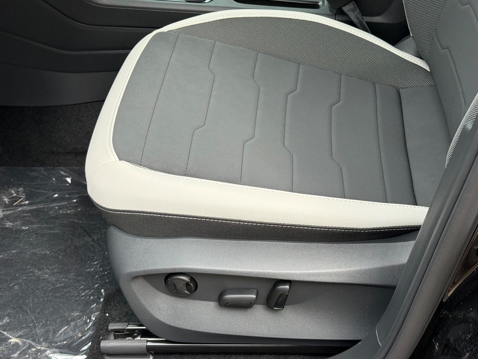 Volkswagen Taos Vehicle Image 16