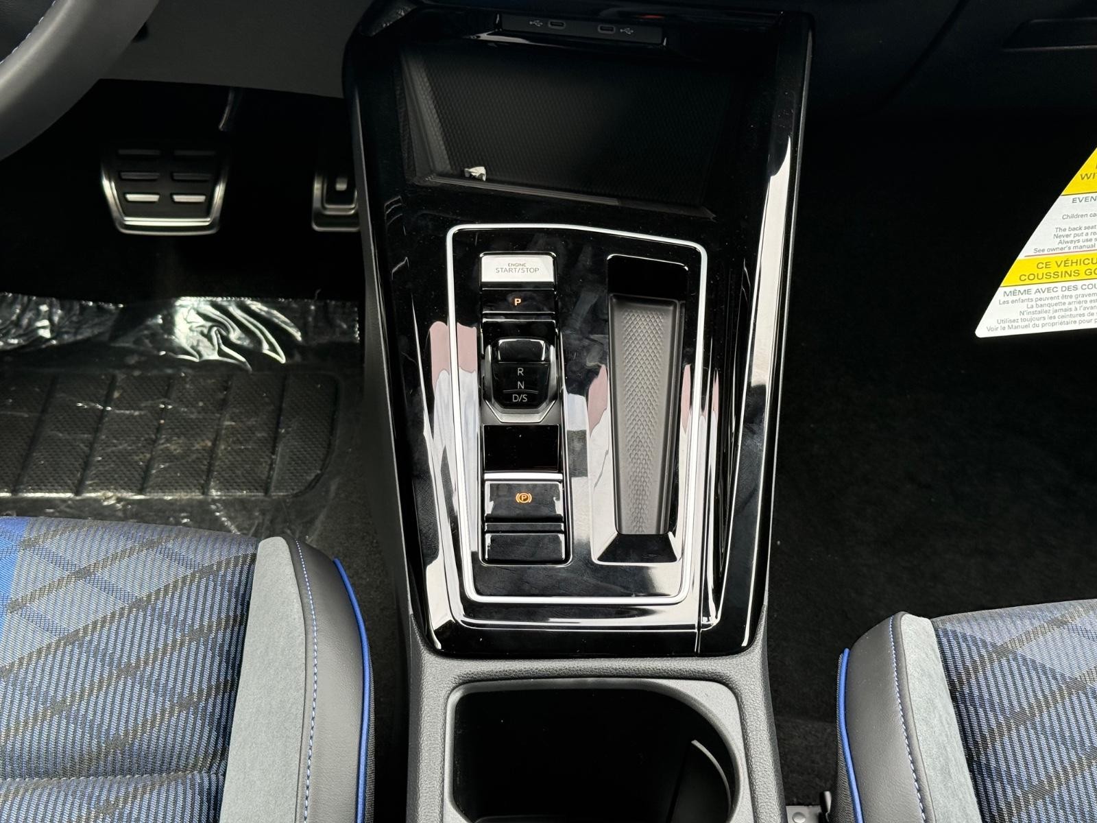Volkswagen Golf R Vehicle Image 08