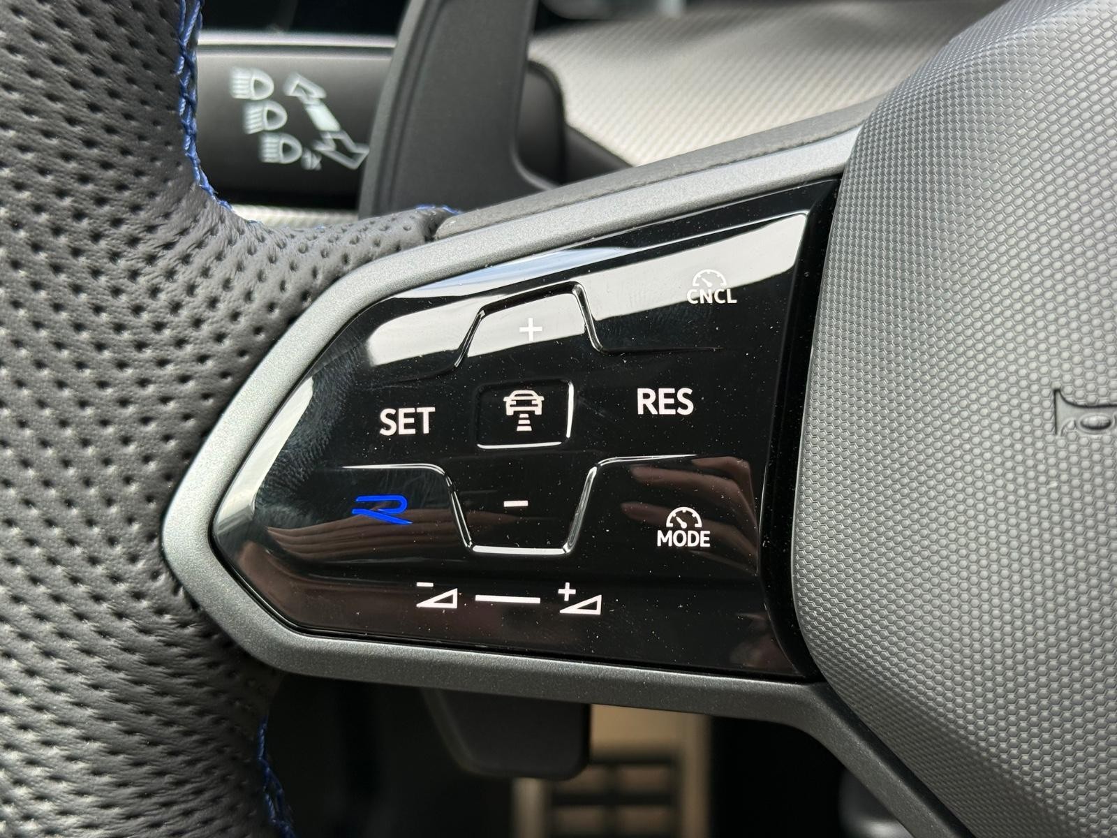 Volkswagen Golf R Vehicle Image 11