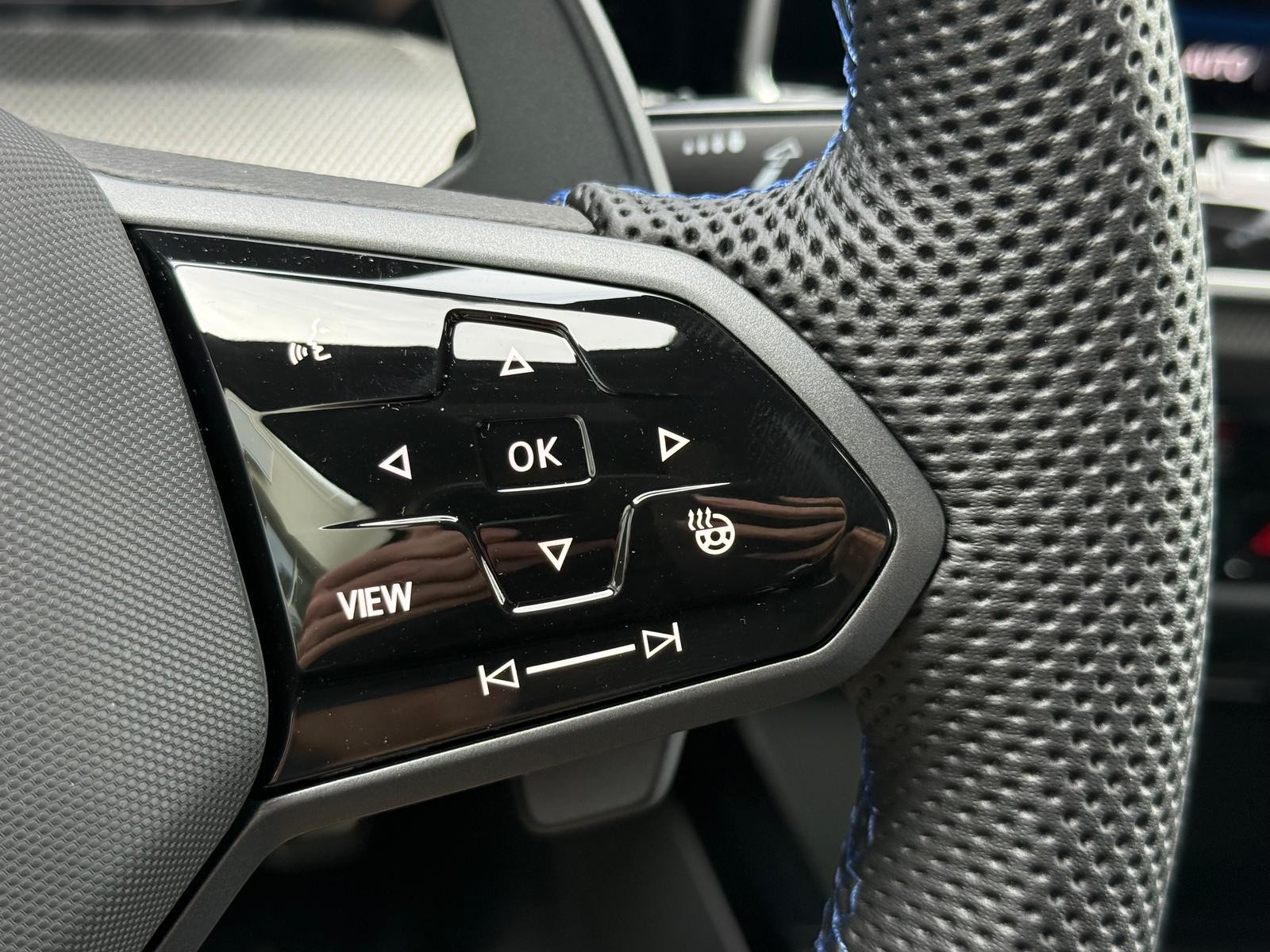 Volkswagen Golf R Vehicle Image 12