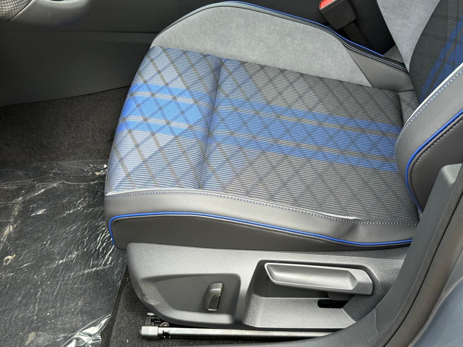 Volkswagen Golf R Vehicle Image 17