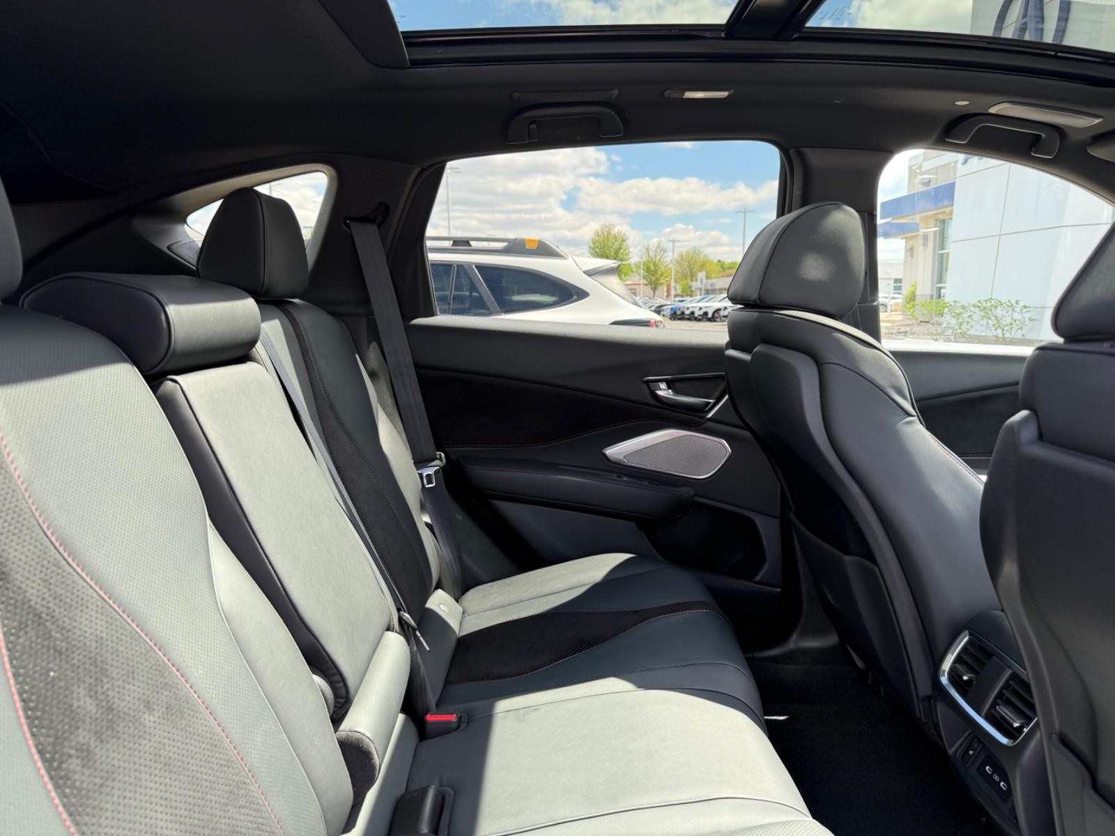 Acura RDX Vehicle Full-screen Gallery Image 10