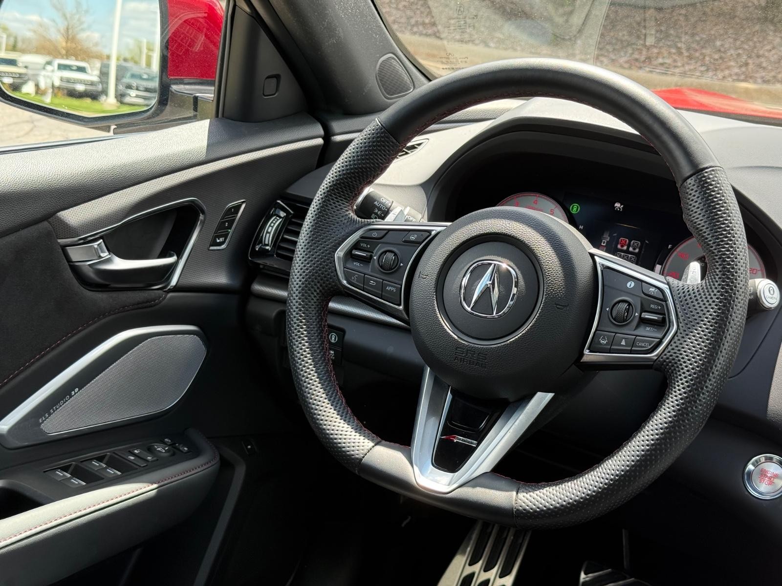 Acura RDX Vehicle Full-screen Gallery Image 14
