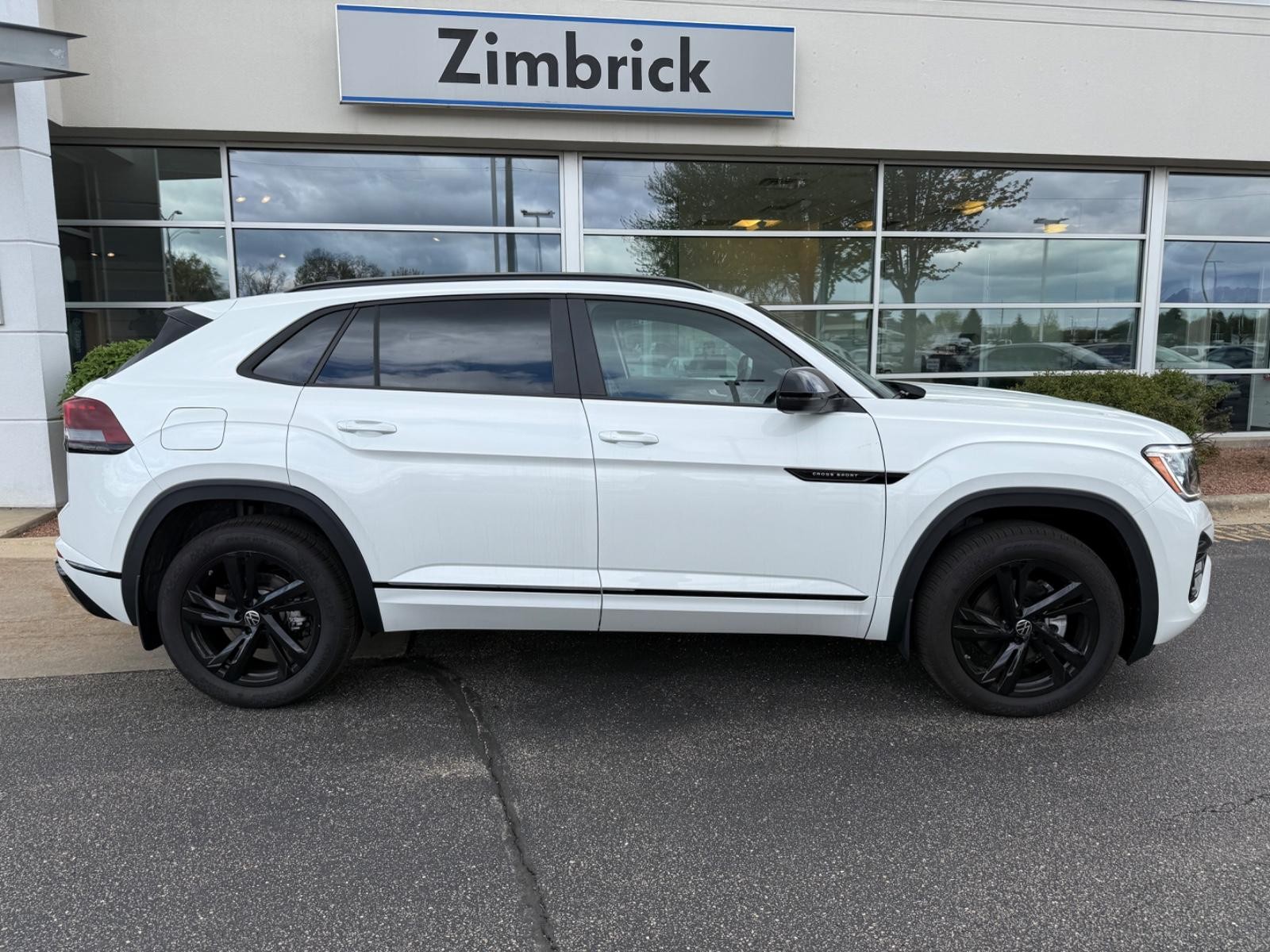 Volkswagen Atlas Cross Sport Vehicle Image 02