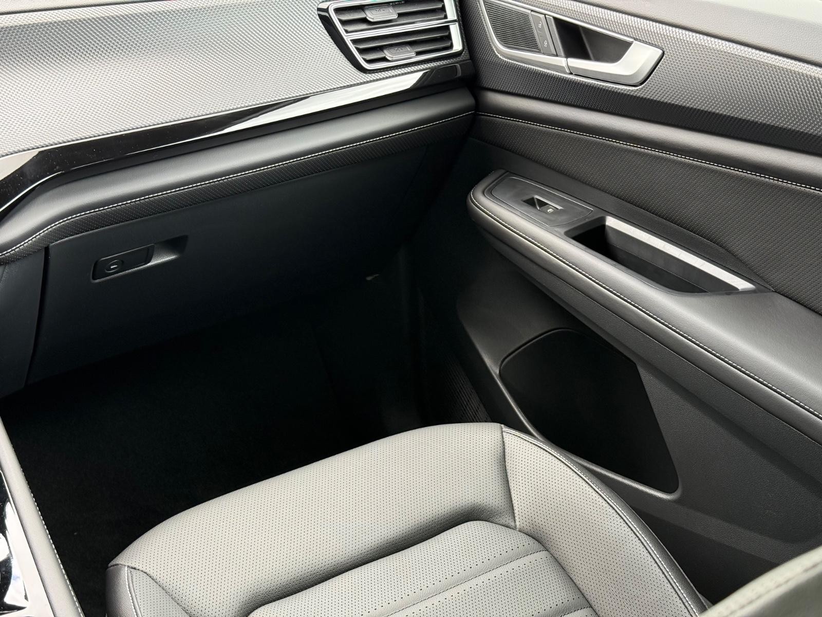 Volkswagen Atlas Cross Sport Vehicle Image 10