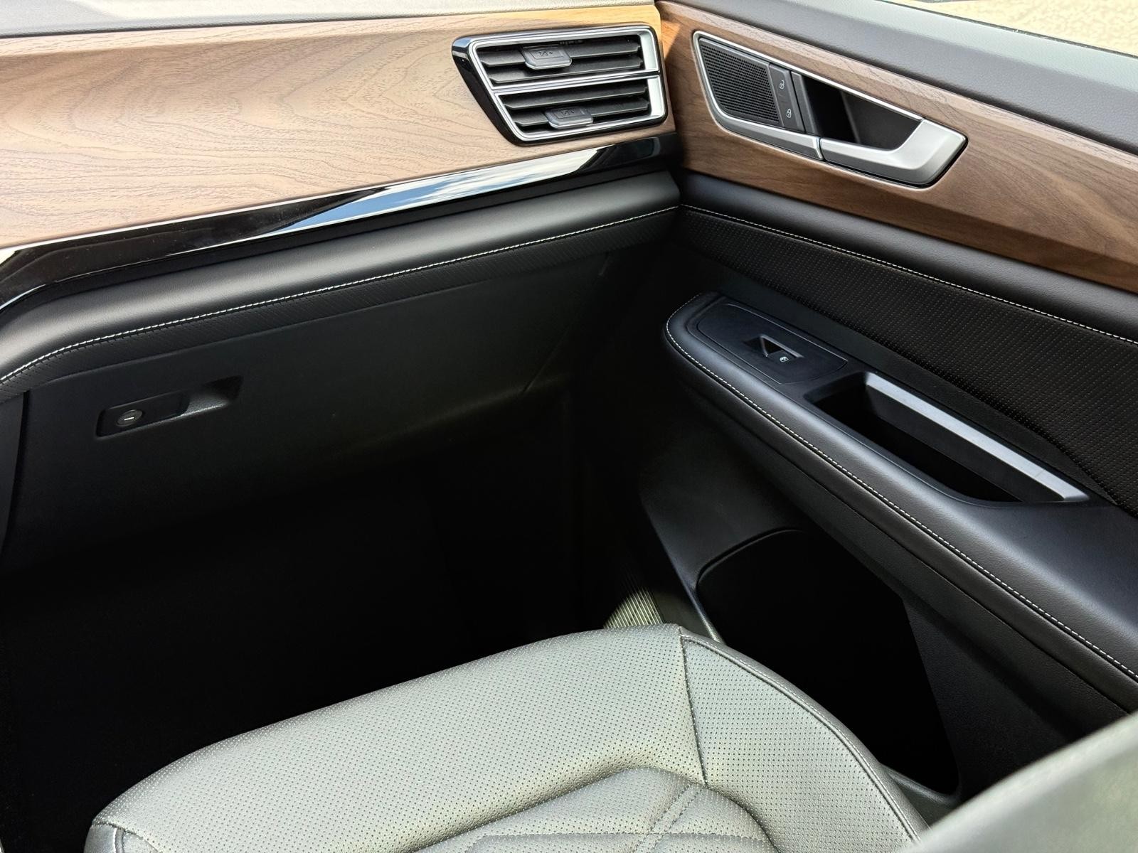 Volkswagen Atlas Vehicle Image 11