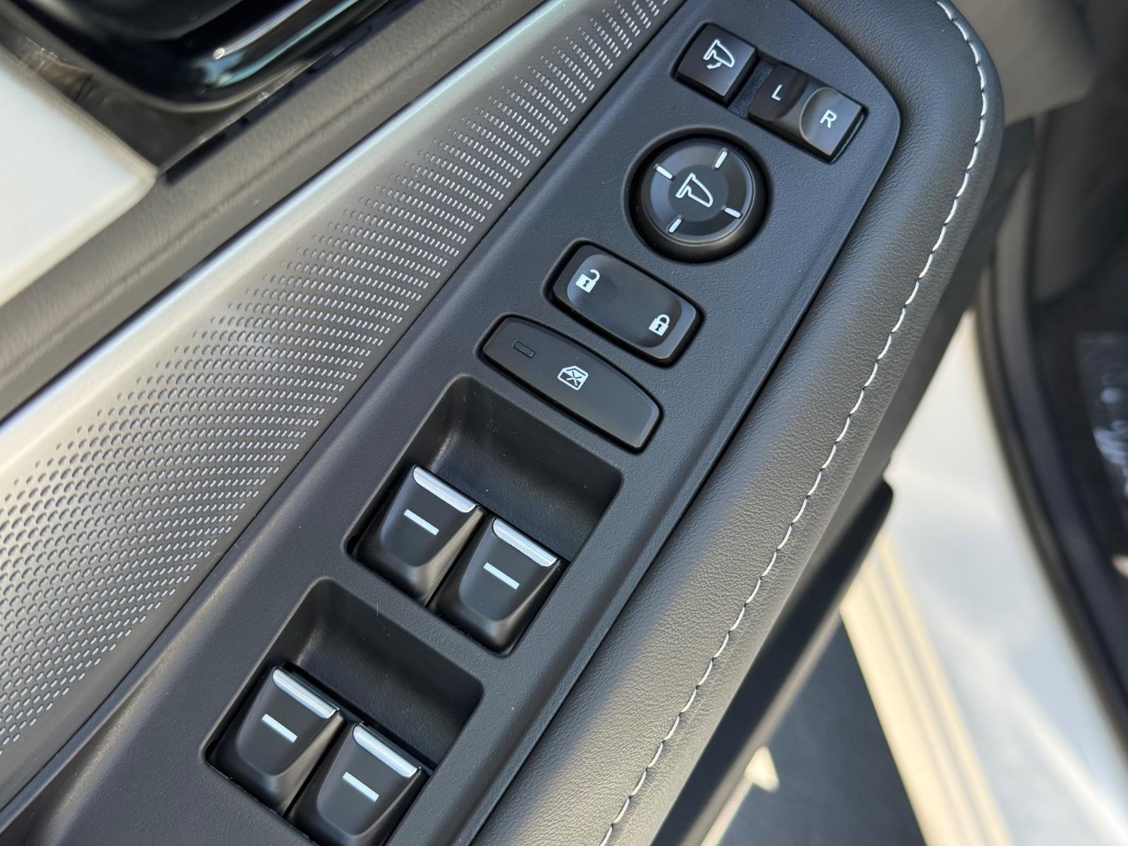 Acura MDX Vehicle Image 16