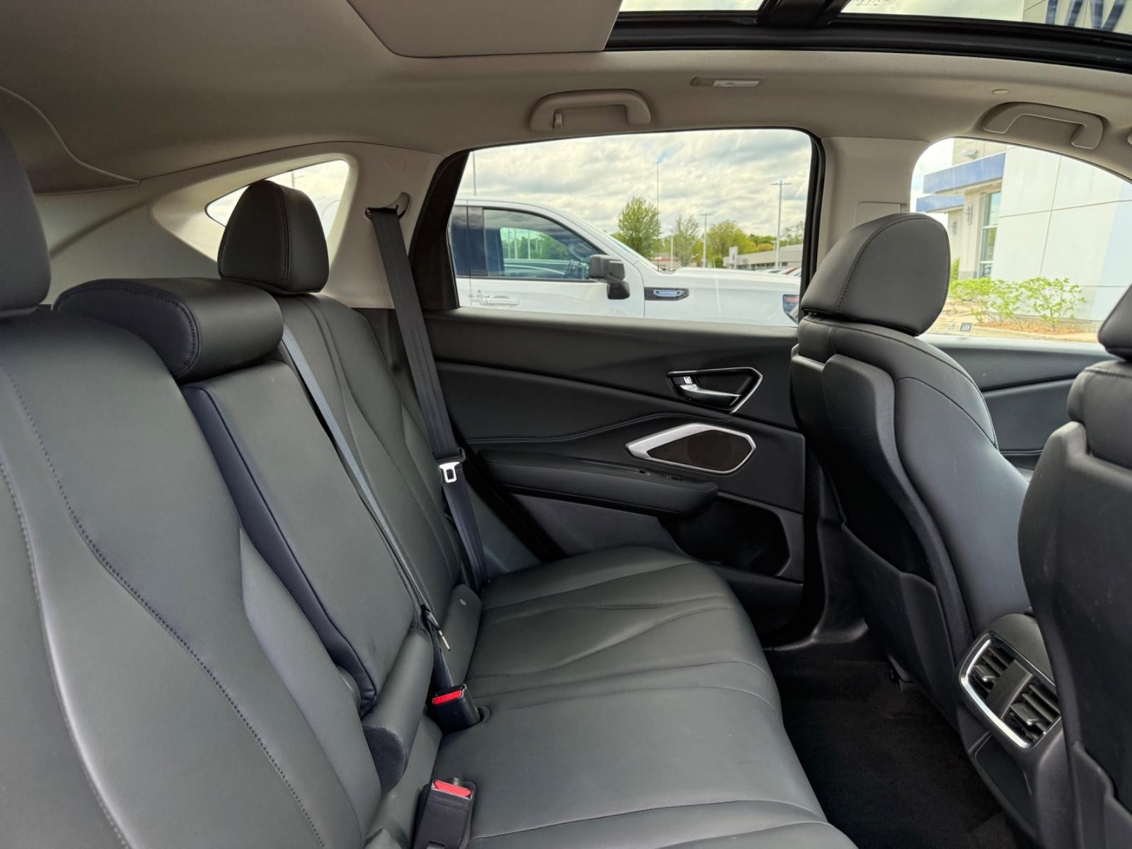 Acura RDX Vehicle Full-screen Gallery Image 10