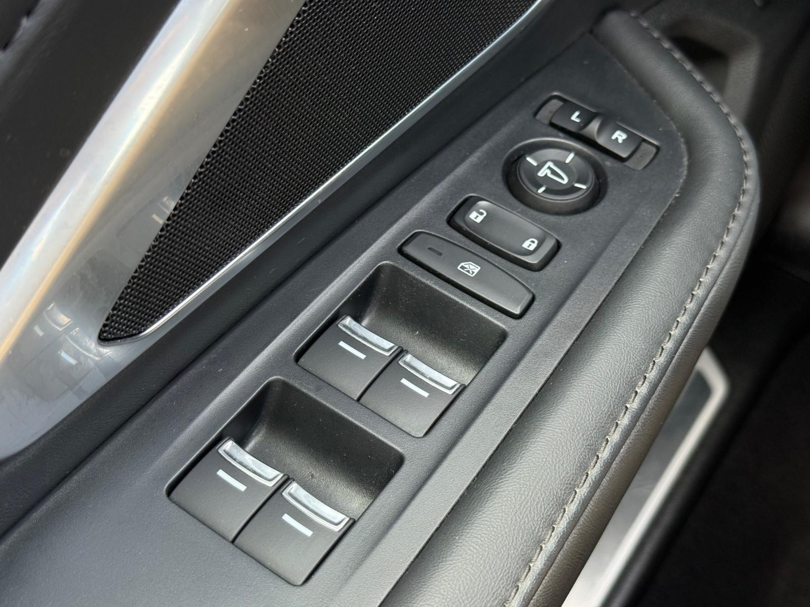 Acura RDX Vehicle Full-screen Gallery Image 22