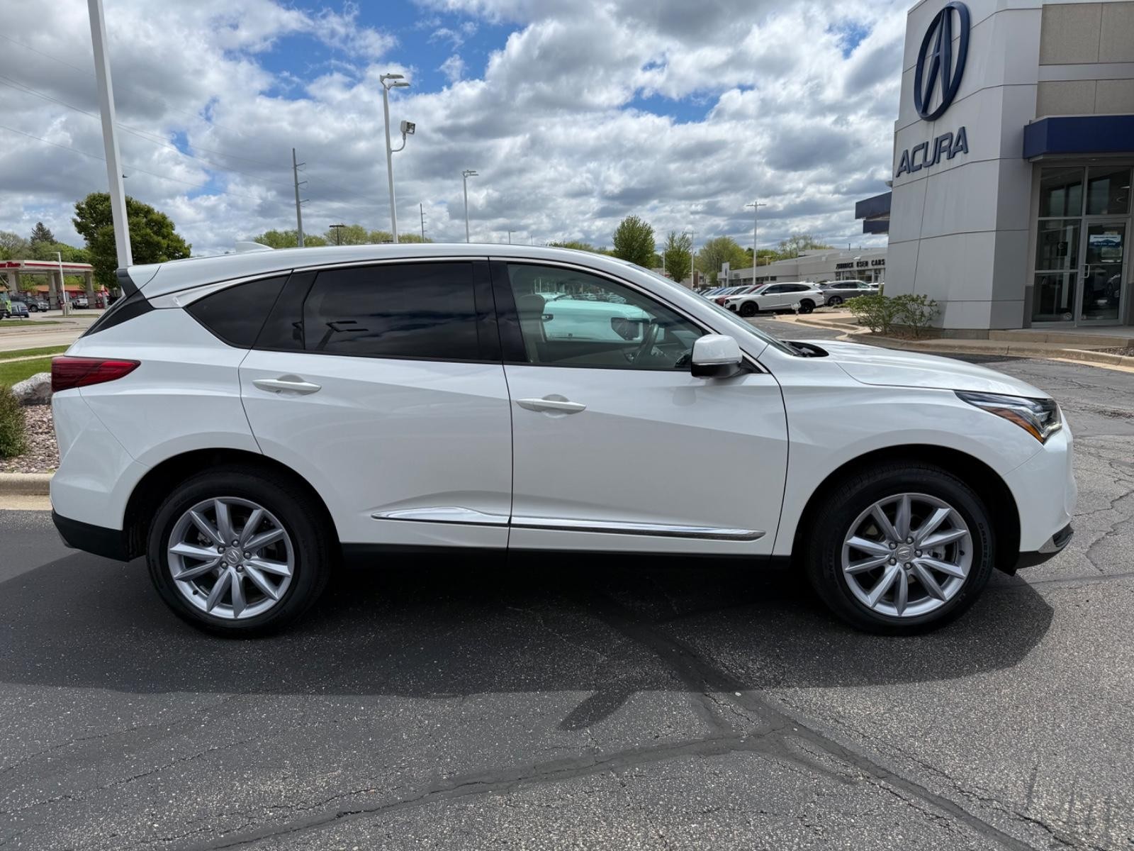 Acura RDX Vehicle Full-screen Gallery Image 02