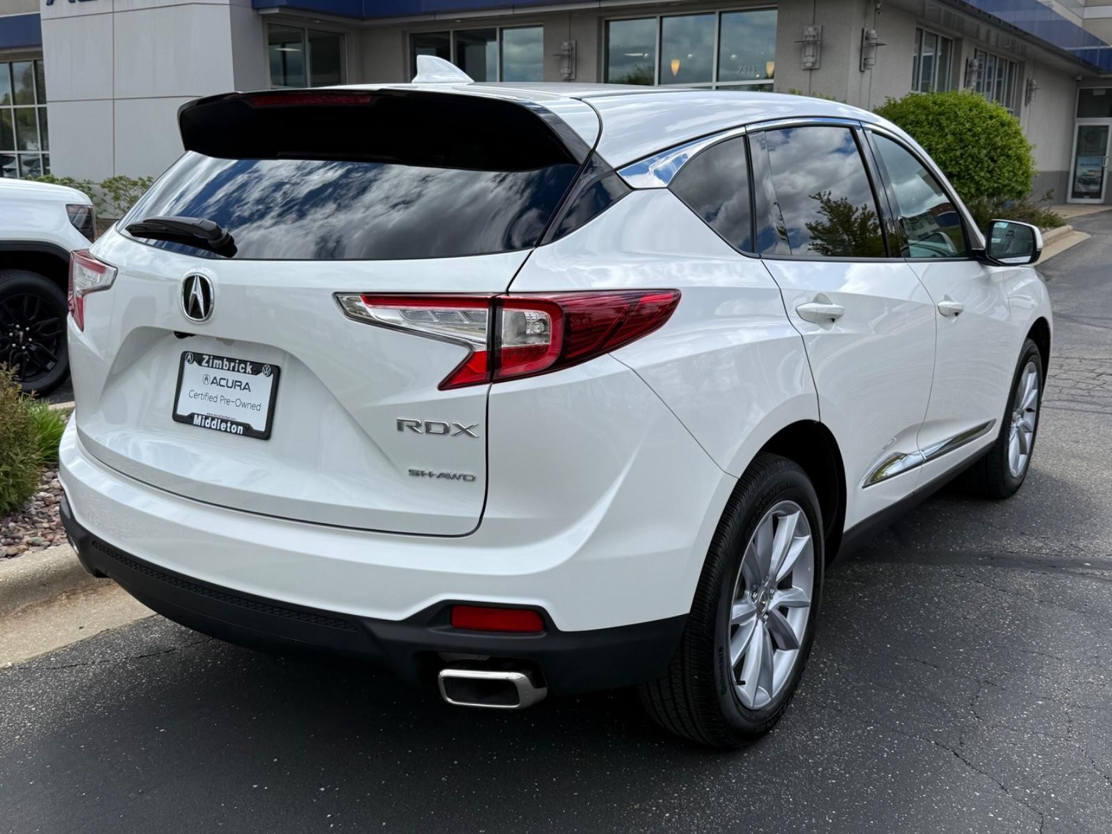 Acura RDX Vehicle Full-screen Gallery Image 03