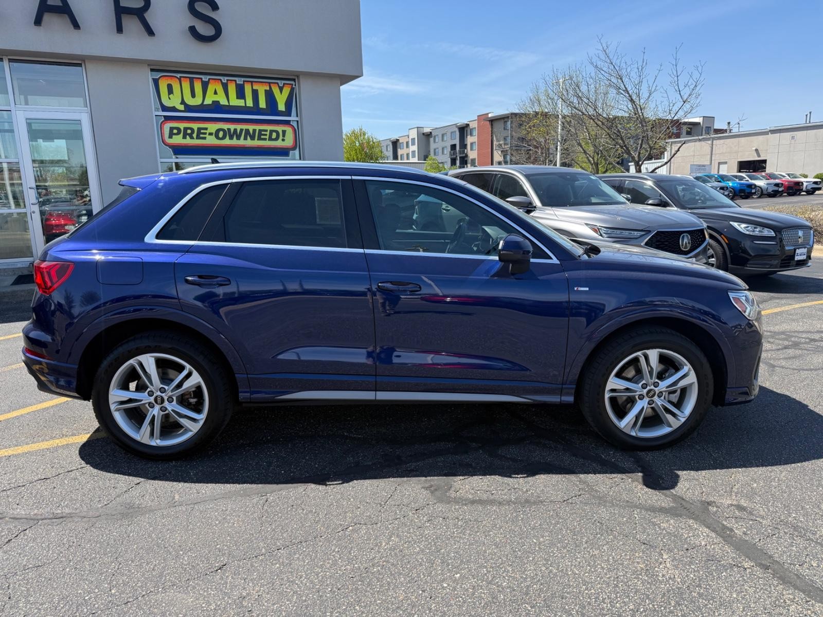 Audi Q3 Vehicle Full-screen Gallery Image 02