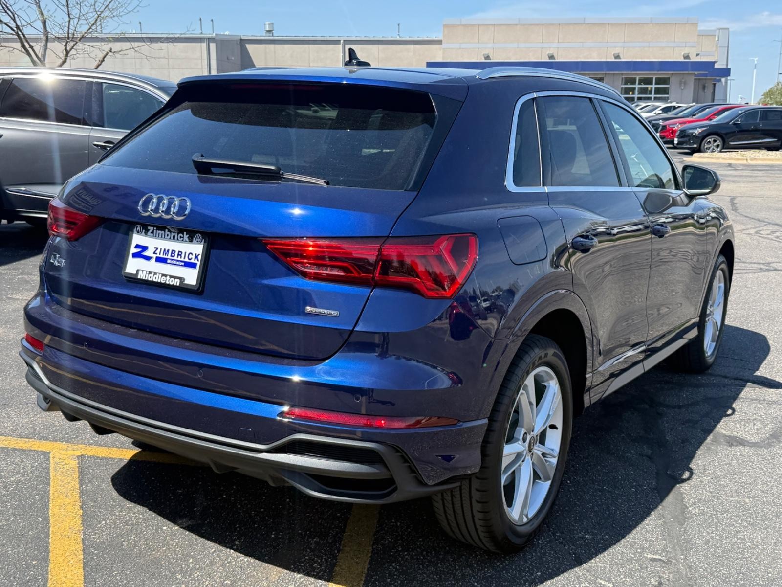 Audi Q3 Vehicle Full-screen Gallery Image 03