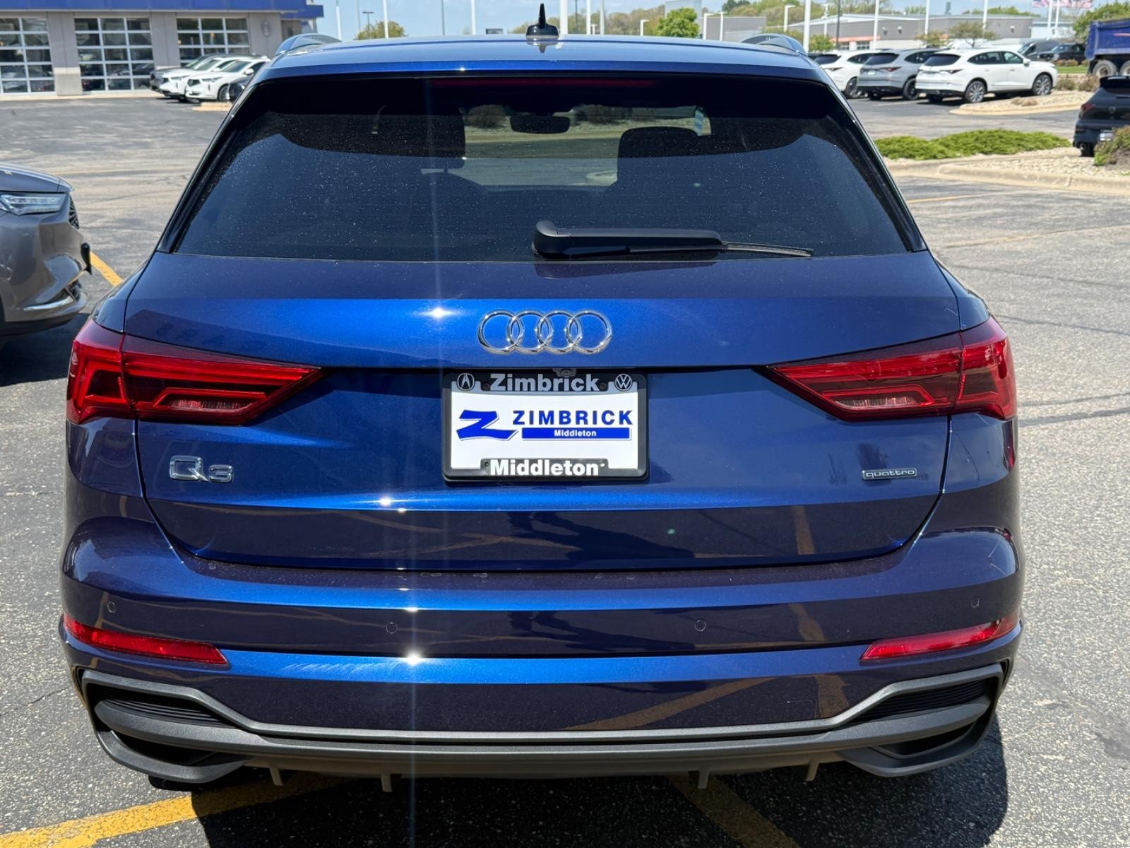 Audi Q3 Vehicle Full-screen Gallery Image 04