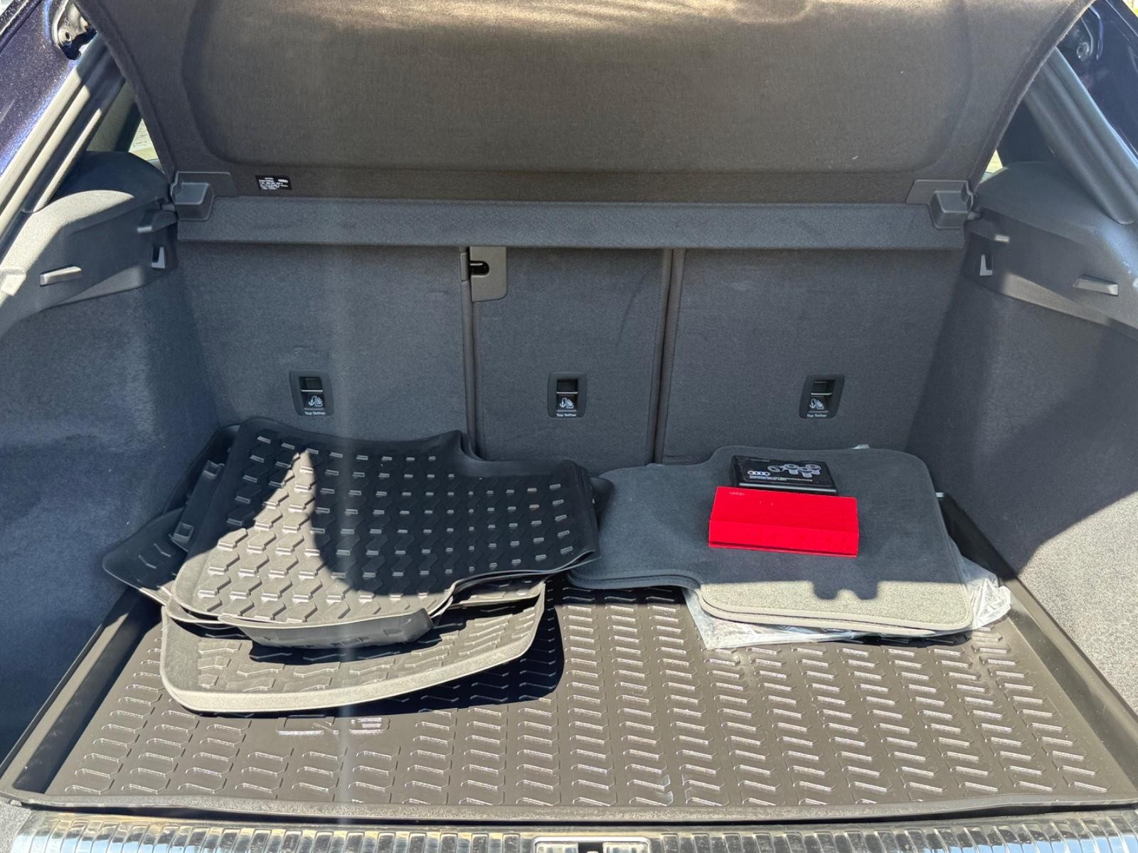 Audi Q3 Vehicle Full-screen Gallery Image 05