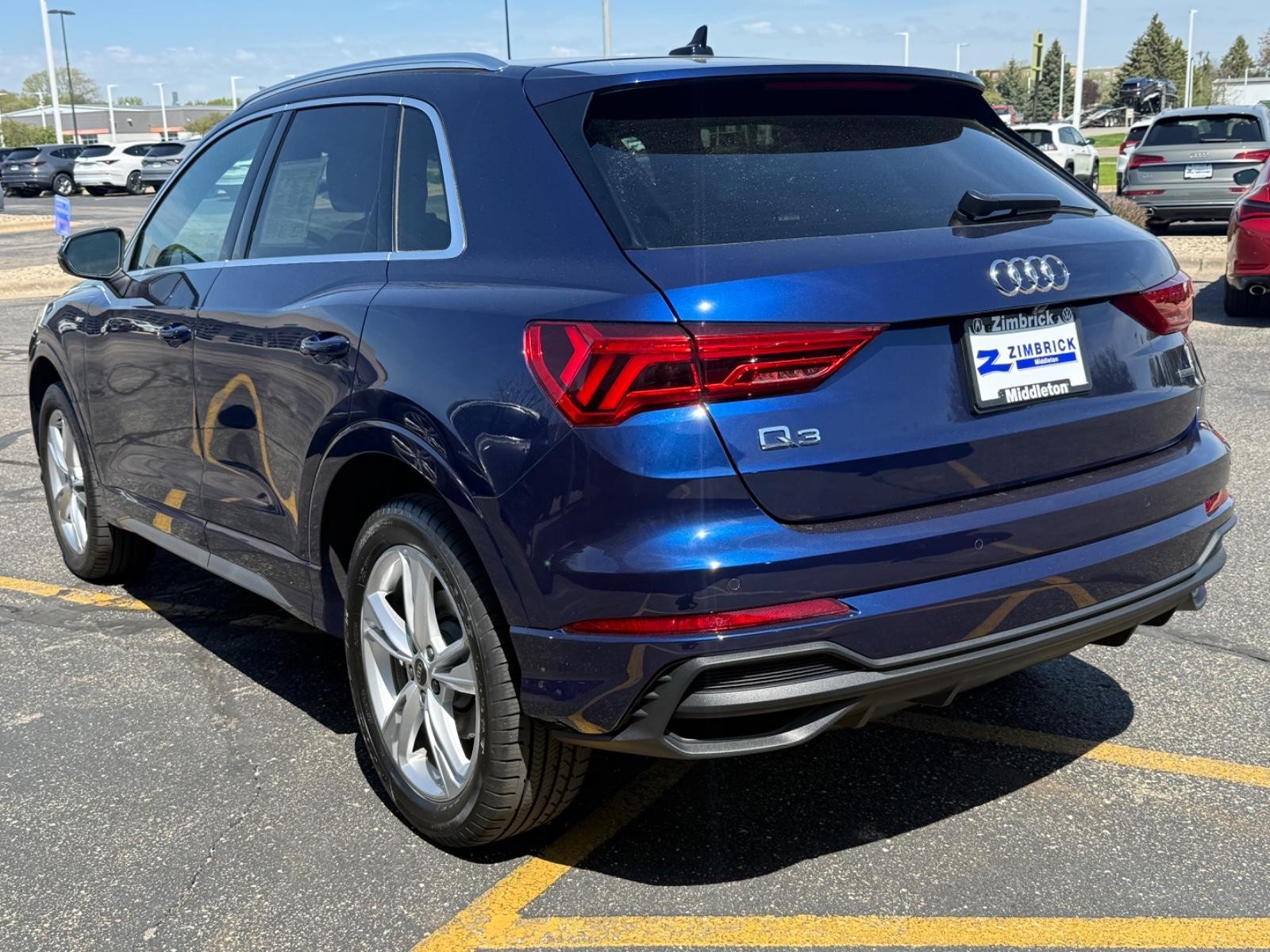 Audi Q3 Vehicle Full-screen Gallery Image 06