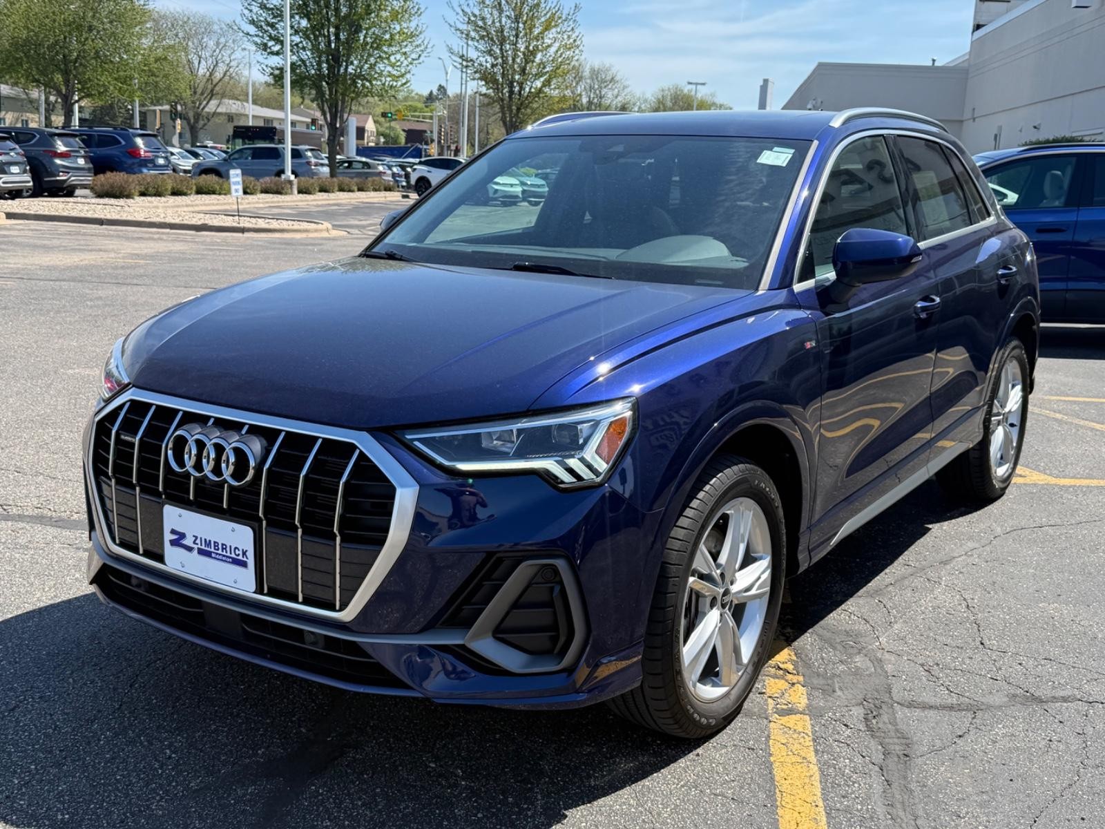 Audi Q3 Vehicle Full-screen Gallery Image 08