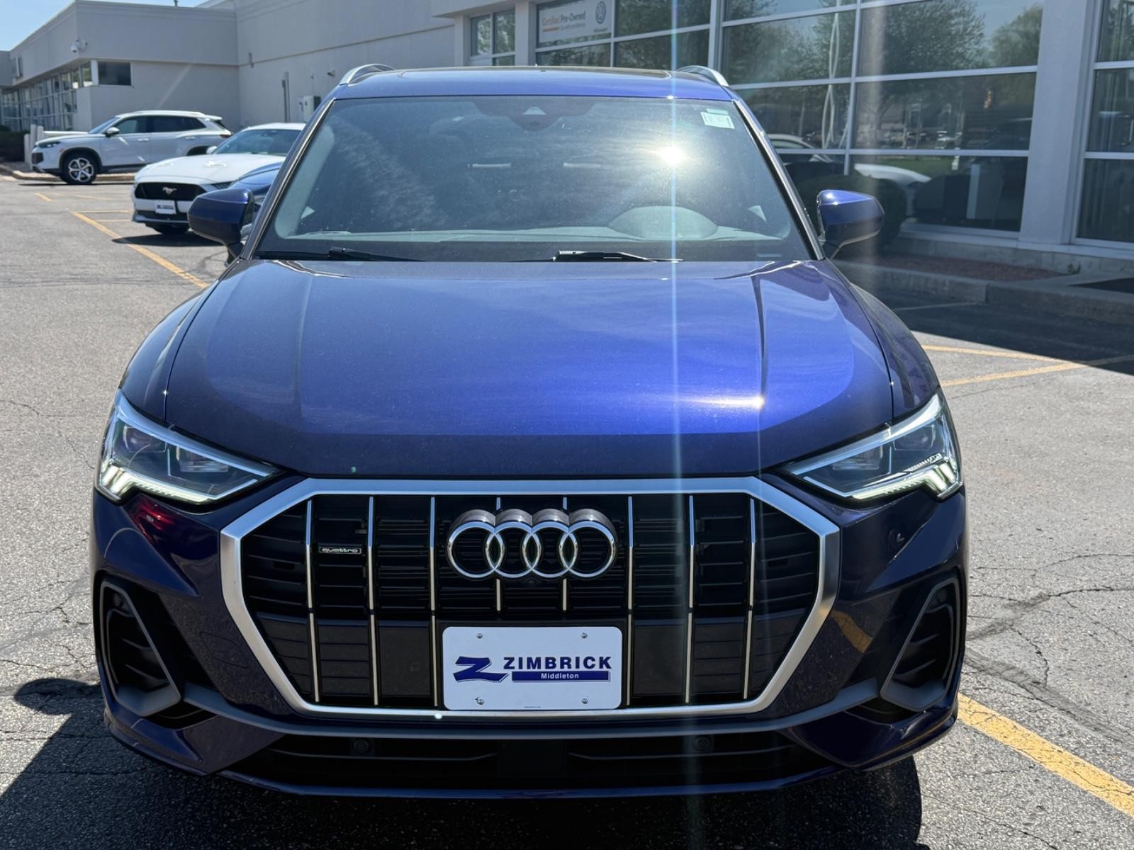 Audi Q3 Vehicle Full-screen Gallery Image 09