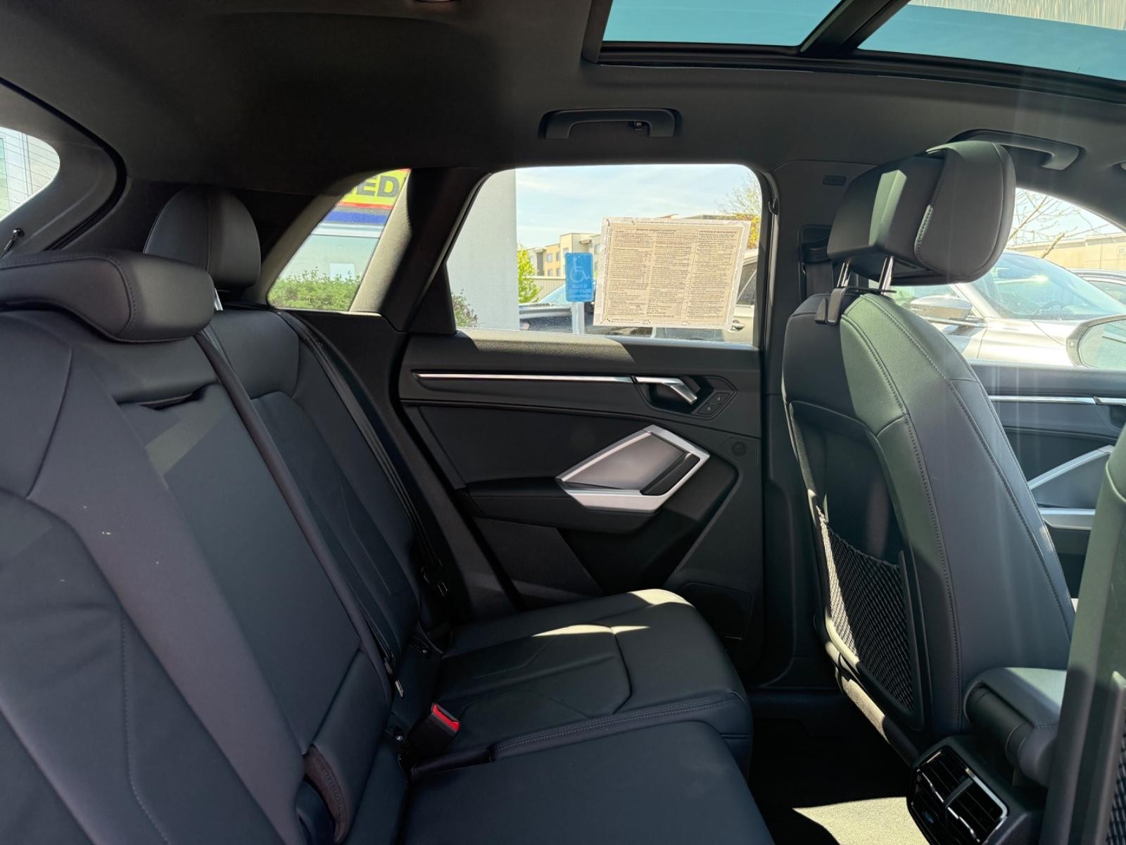Audi Q3 Vehicle Full-screen Gallery Image 10