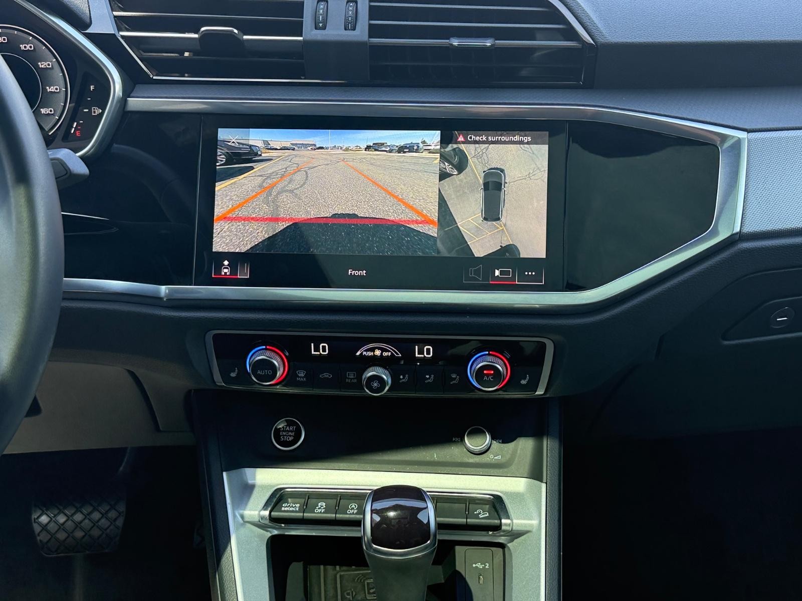 Audi Q3 Vehicle Full-screen Gallery Image 12