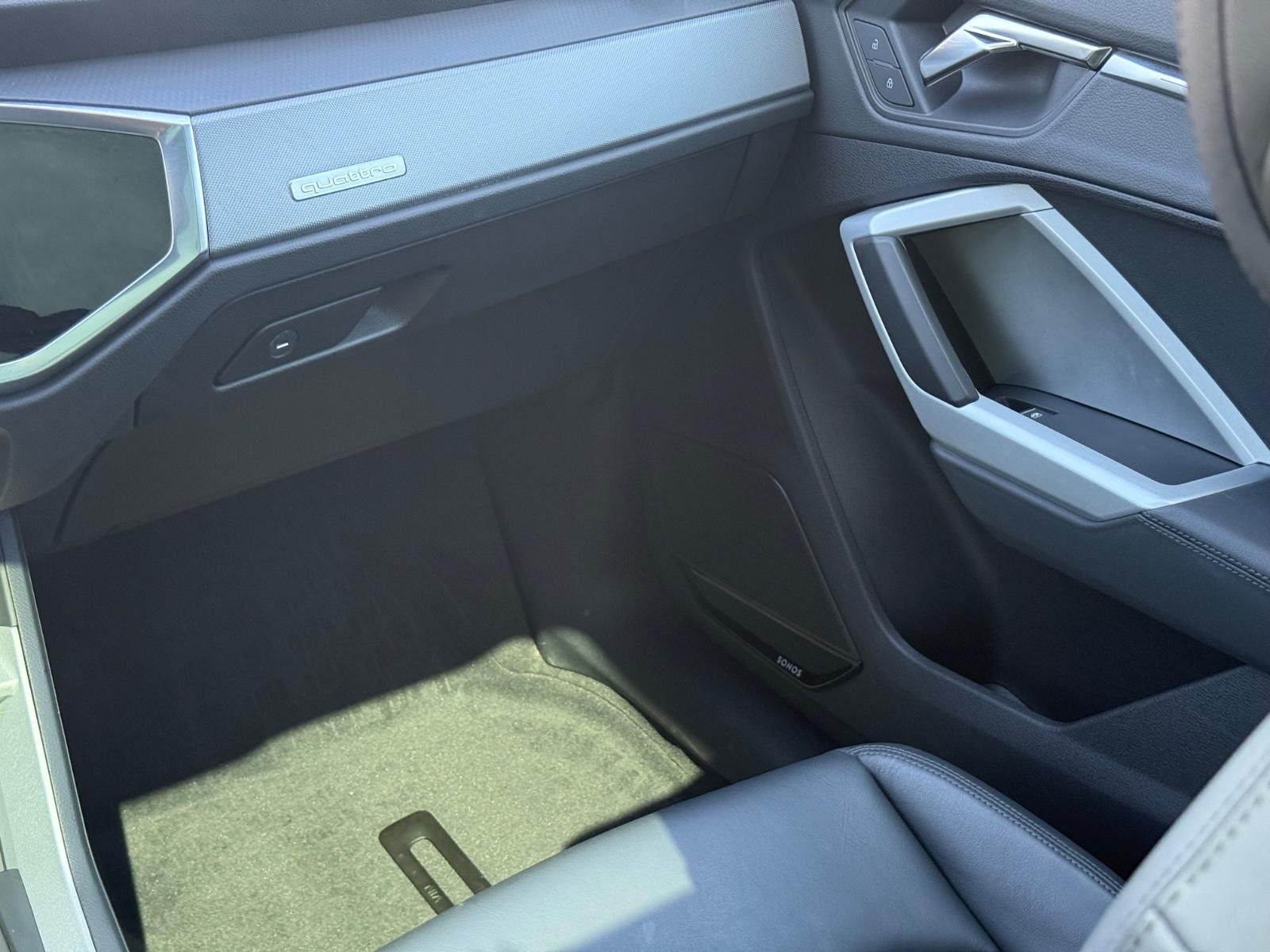 Audi Q3 Vehicle Full-screen Gallery Image 15