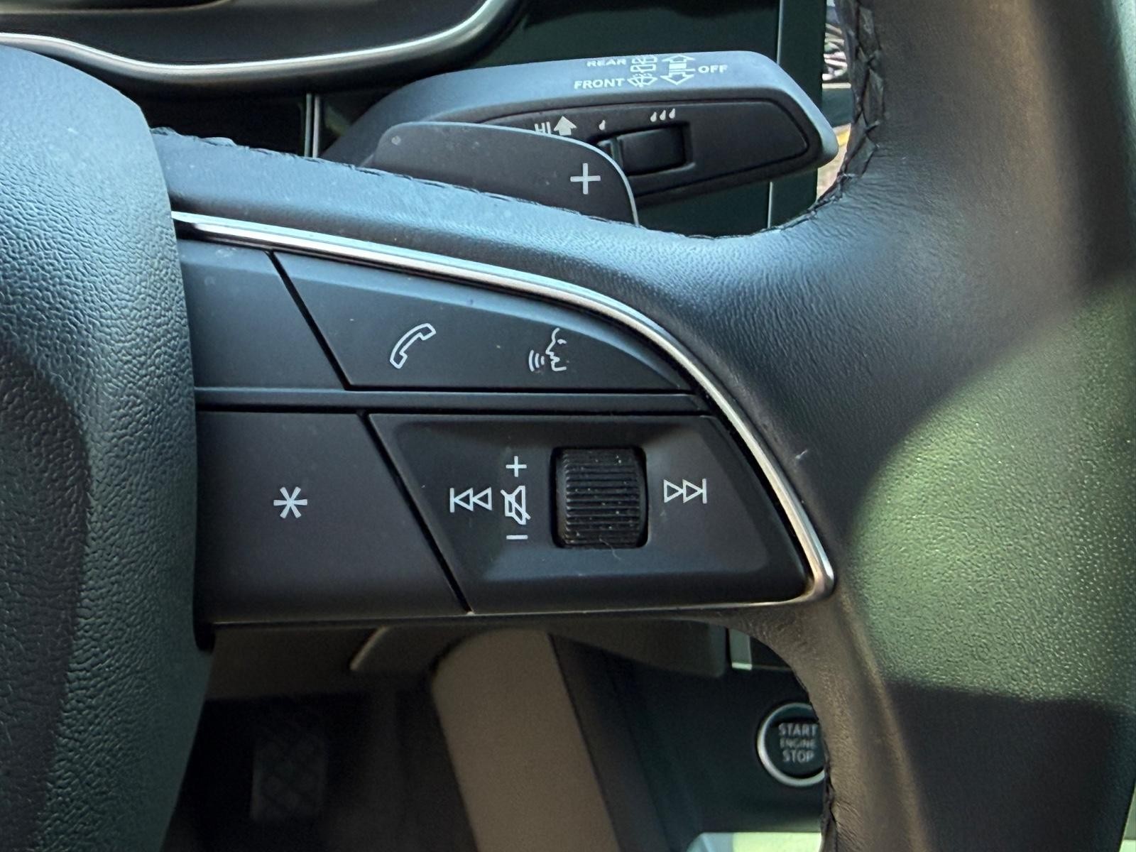 Audi Q3 Vehicle Full-screen Gallery Image 17