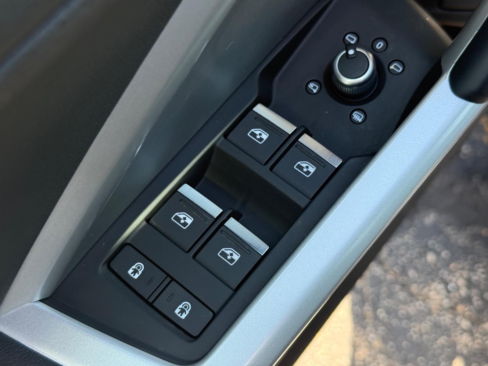 Audi Q3 Vehicle Full-screen Gallery Image 21