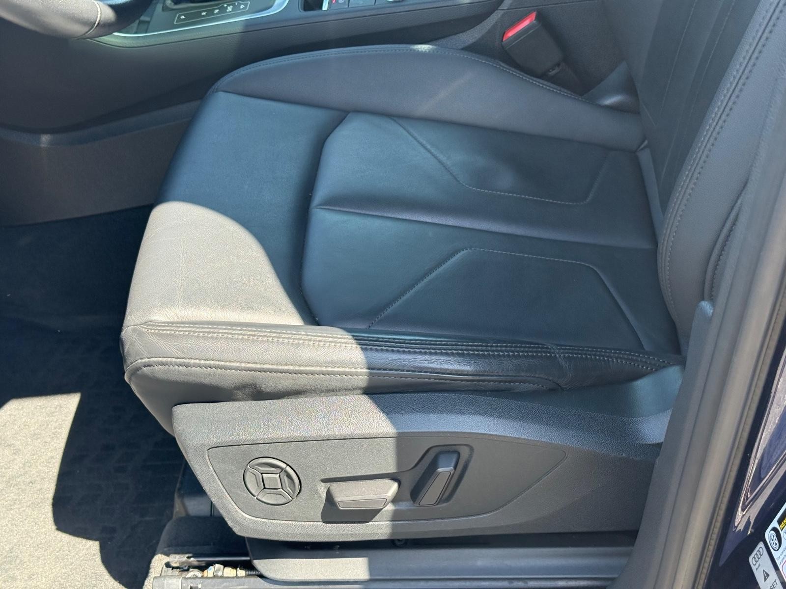 Audi Q3 Vehicle Full-screen Gallery Image 22