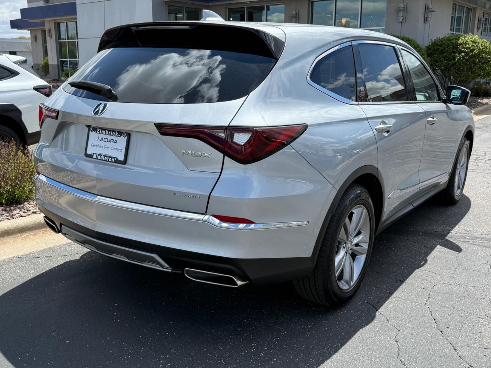 Acura MDX Vehicle Full-screen Gallery Image 03